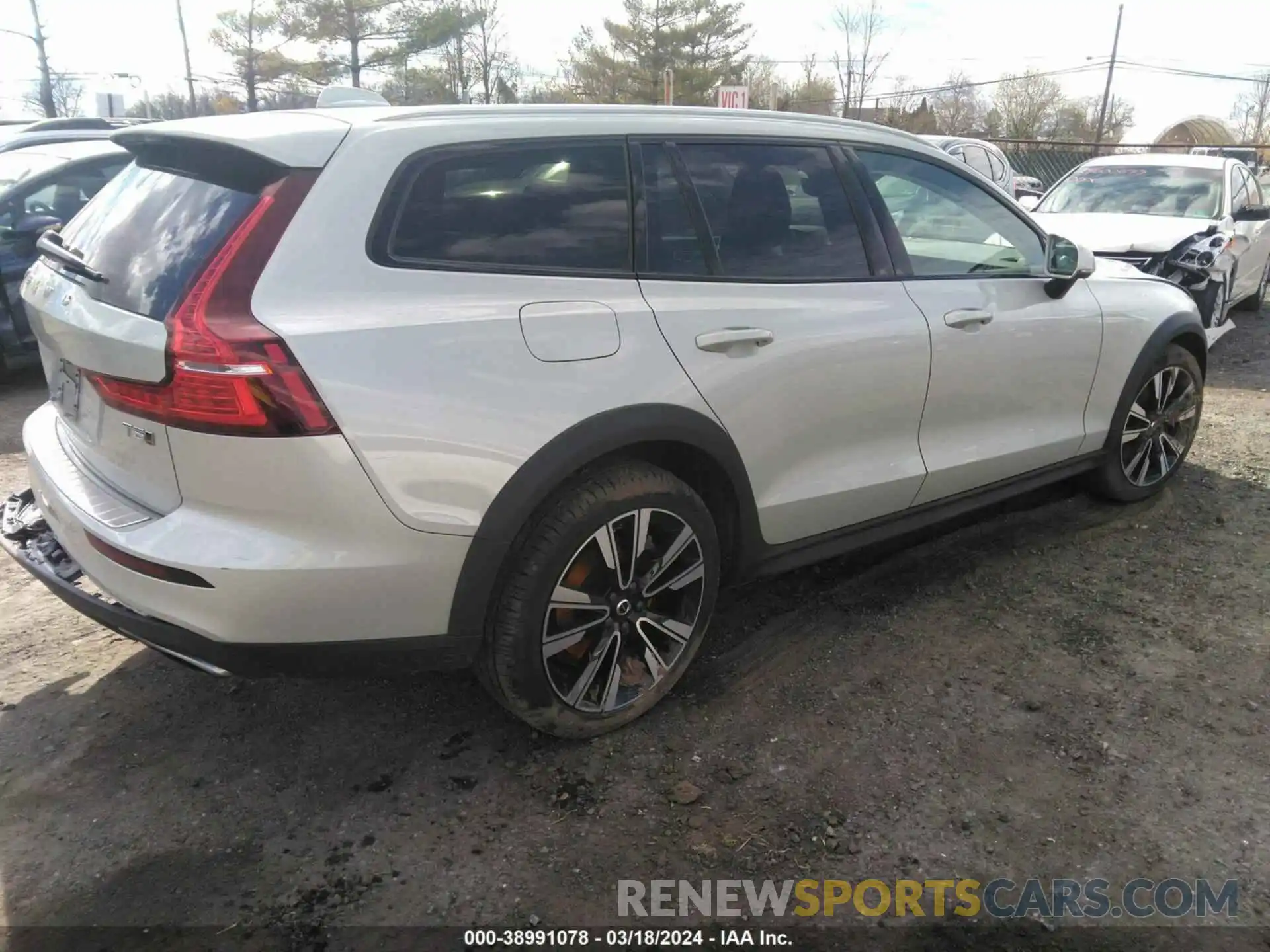 4 Photograph of a damaged car YV4102WK0M1072080 VOLVO V60 CROSS COUNTRY 2021