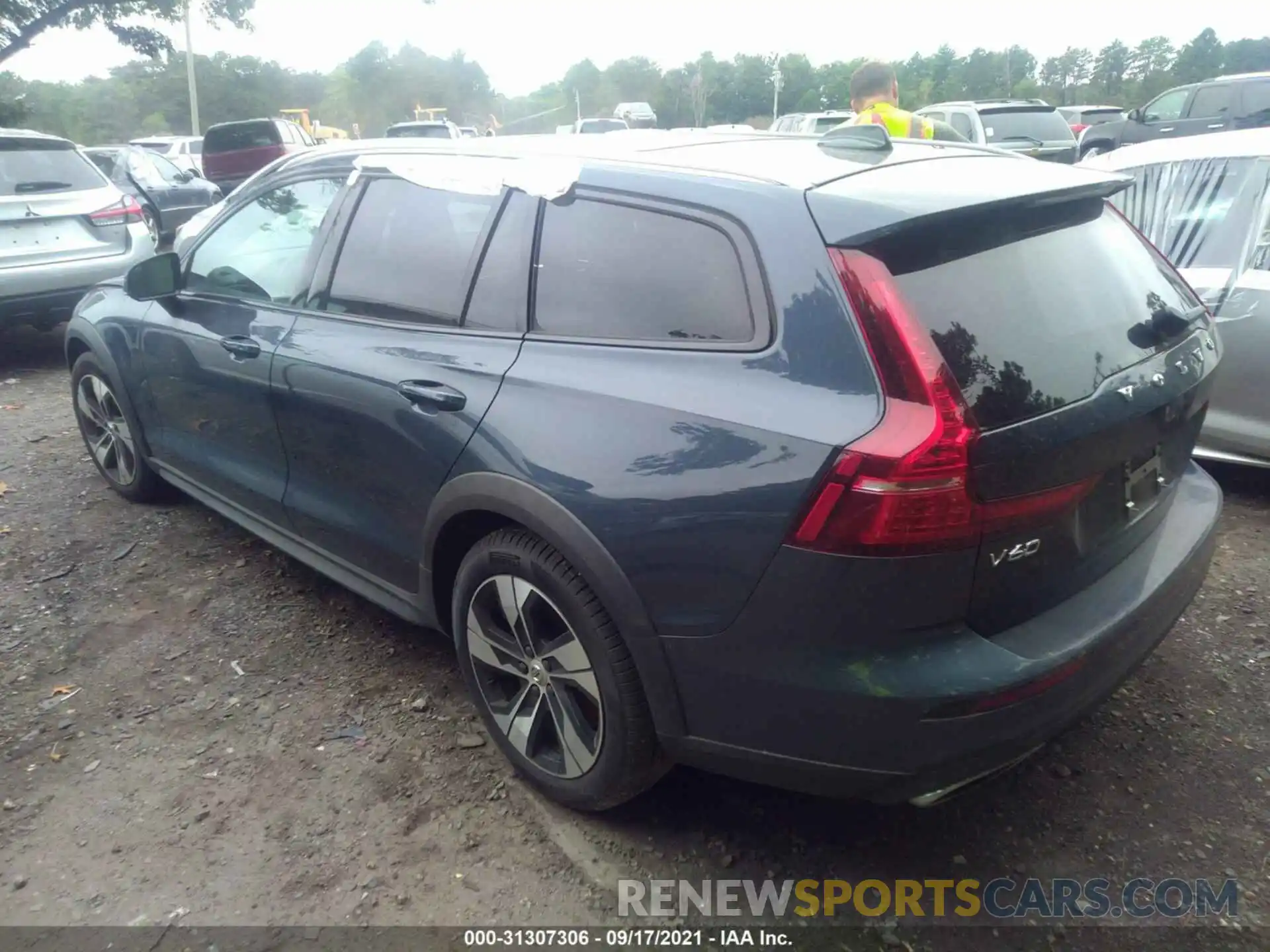 3 Photograph of a damaged car YV4102WK8M1069315 VOLVO V60 CROSS COUNTRY 2021