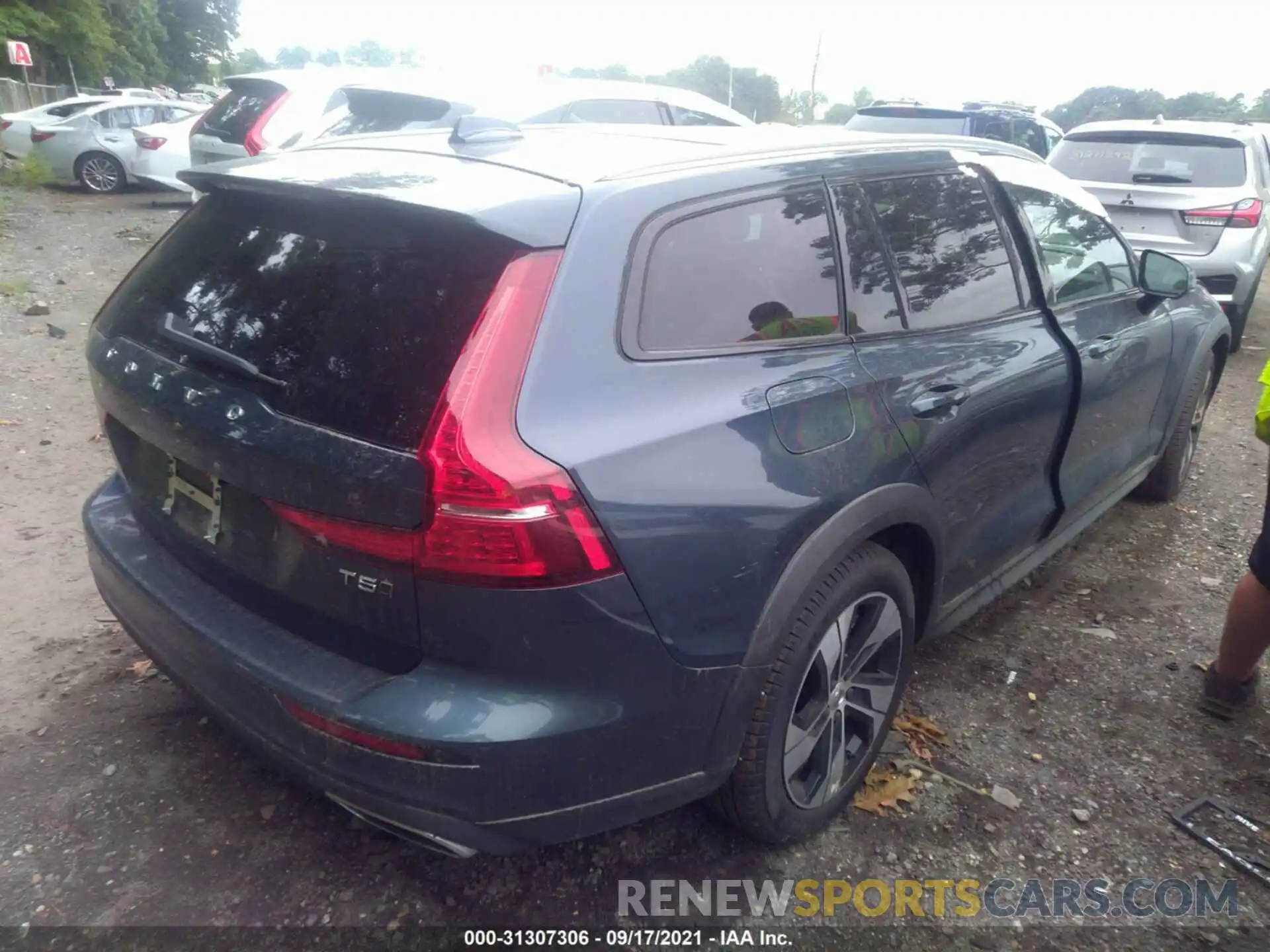 4 Photograph of a damaged car YV4102WK8M1069315 VOLVO V60 CROSS COUNTRY 2021