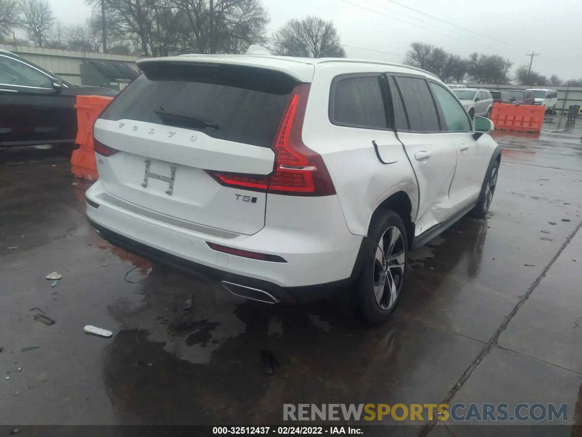 4 Photograph of a damaged car YV4102WK9M1077875 VOLVO V60 CROSS COUNTRY 2021