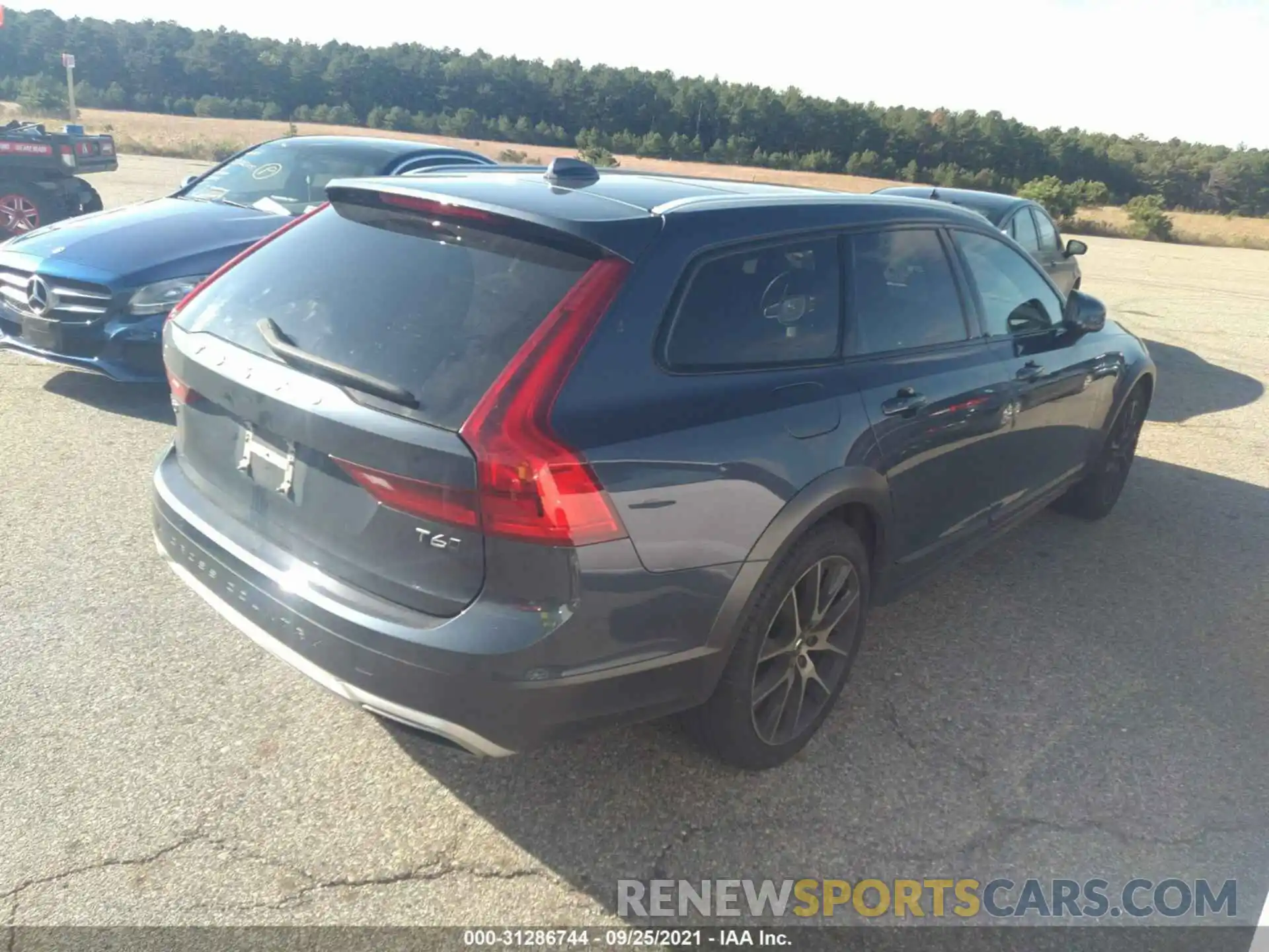 4 Photograph of a damaged car YV4A22NLXL1102284 VOLVO V90 CROSS COUNTRY 2020