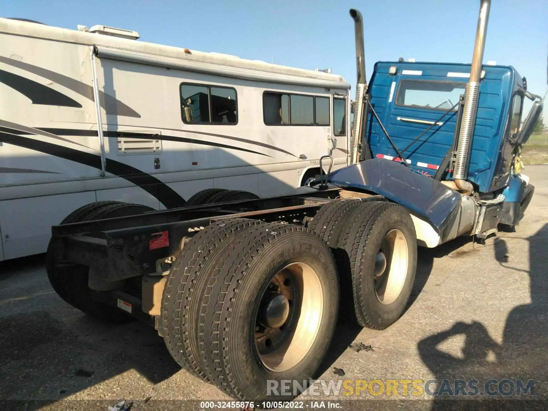 4 Photograph of a damaged car 4V4KC9EJ0LN236617 VOLVO VHD 2020