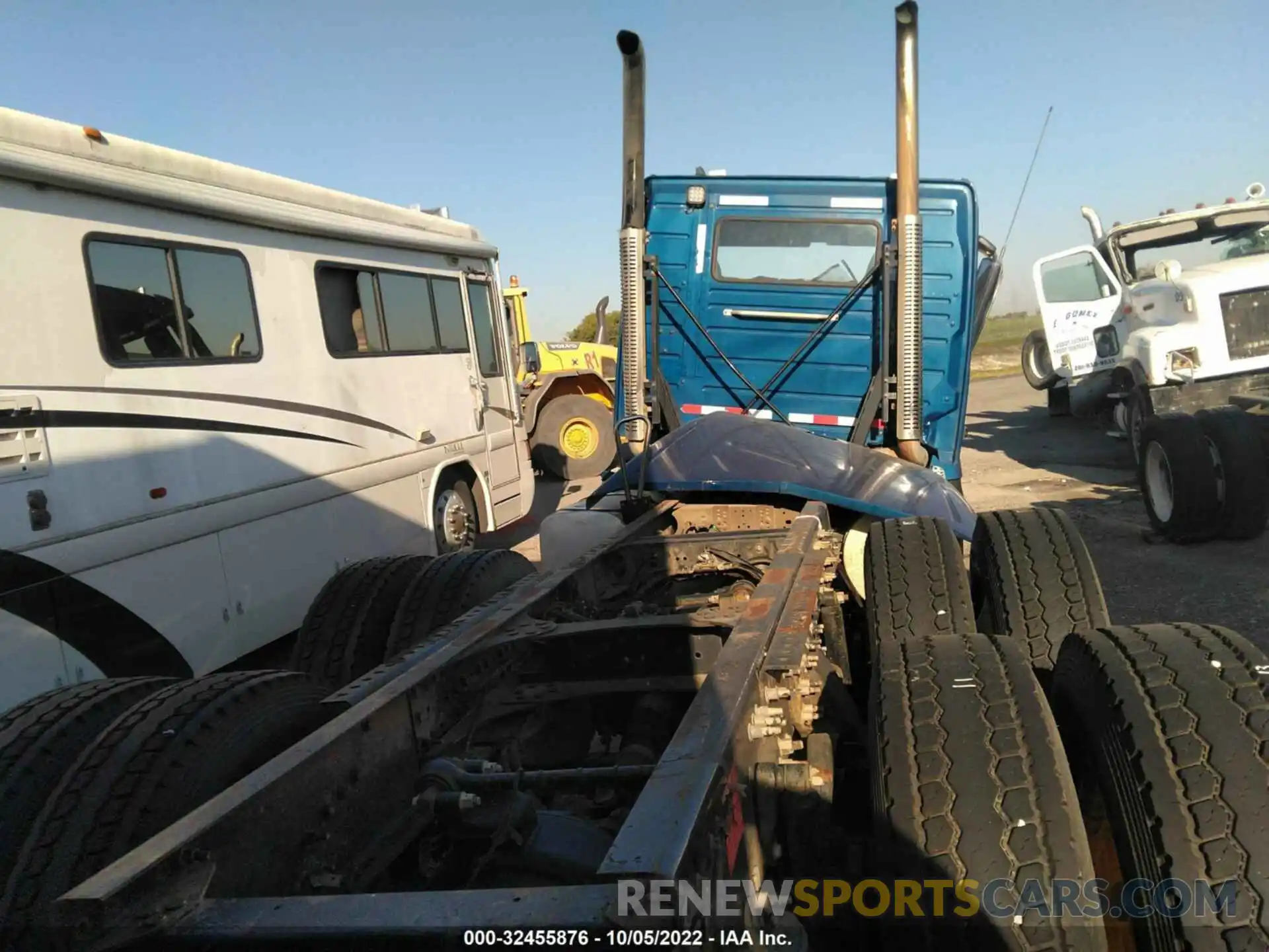 8 Photograph of a damaged car 4V4KC9EJ0LN236617 VOLVO VHD 2020