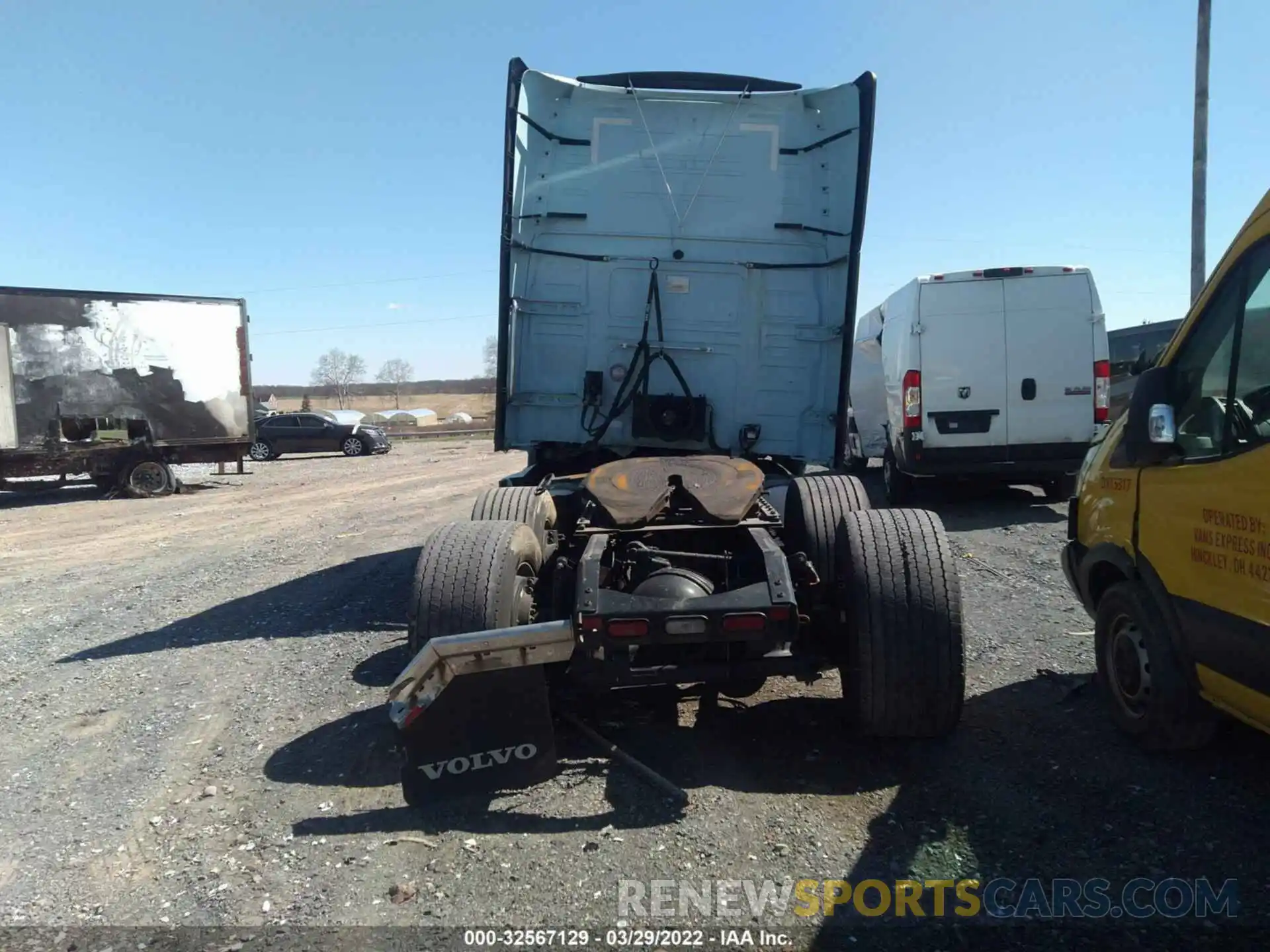 8 Photograph of a damaged car 4V4NB9EH9KN216197 VOLVO VN 2019