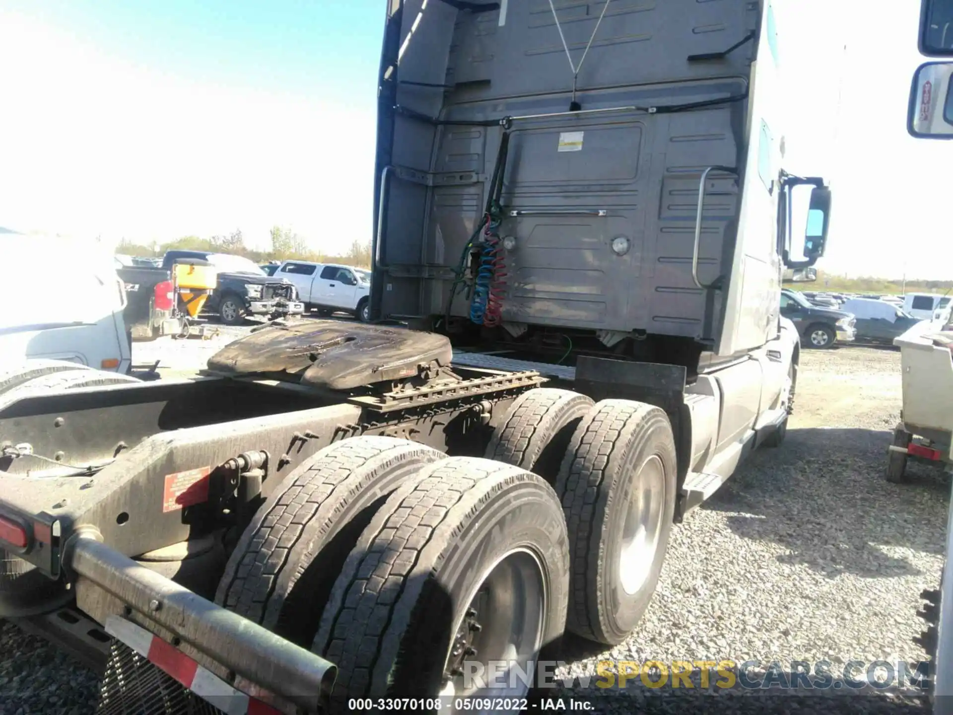 4 Photograph of a damaged car 4V4NC9EH0KN233032 VOLVO VN 2019