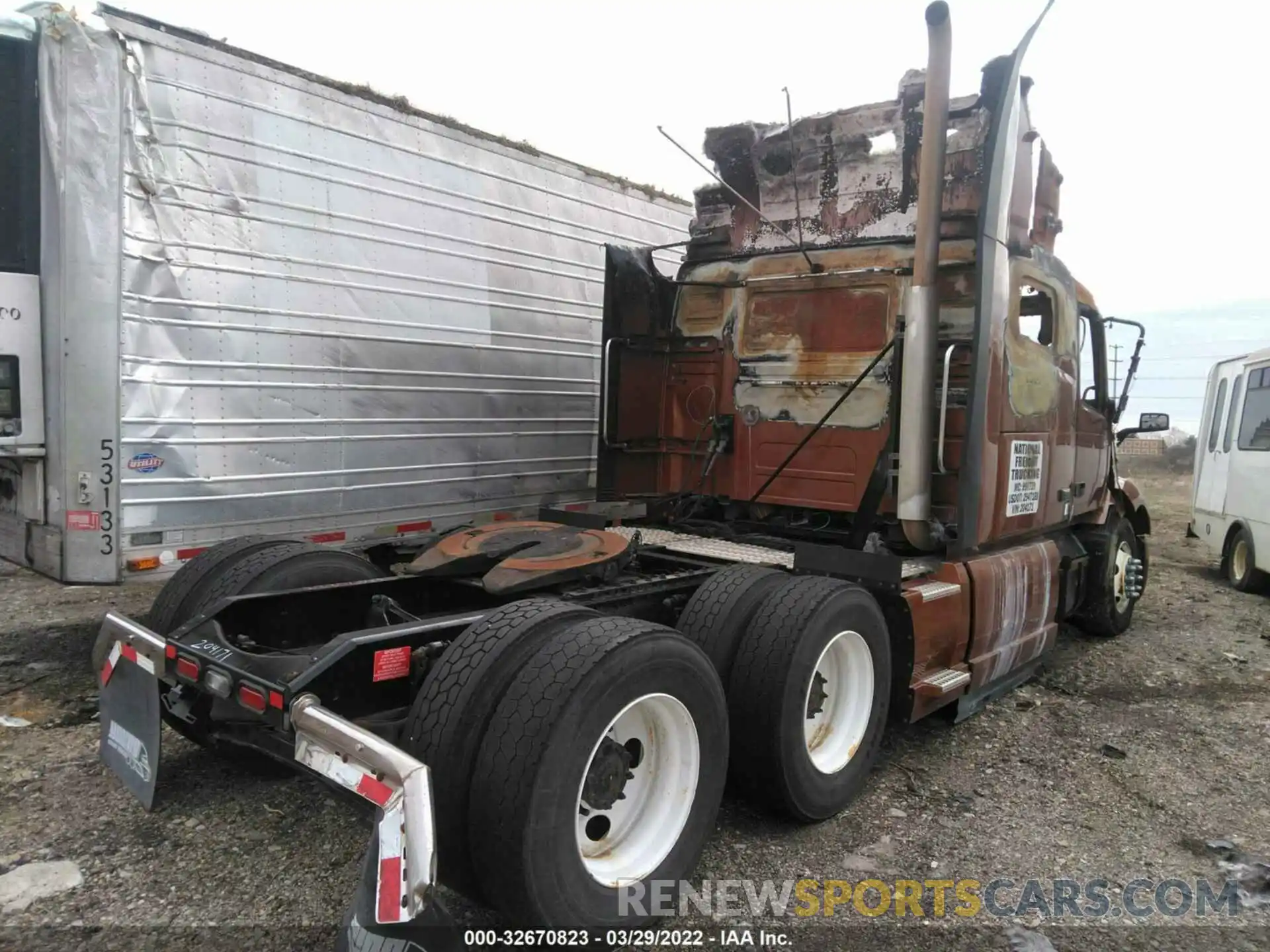 4 Photograph of a damaged car 4V4NC9EH1KN204171 VOLVO VN 2019