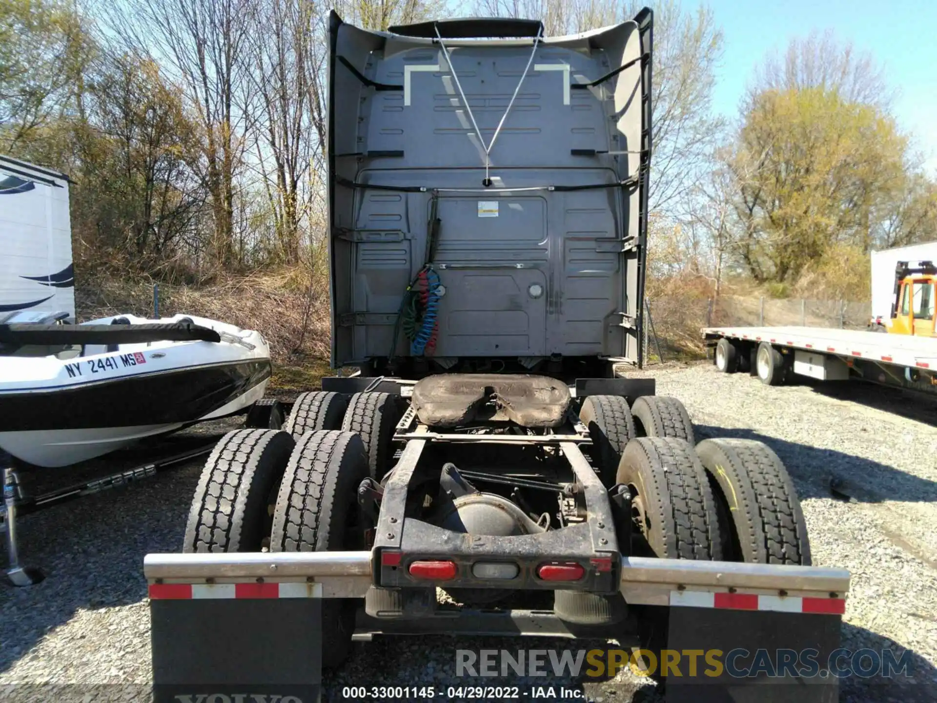 8 Photograph of a damaged car 4V4NC9EH2KN233033 VOLVO VN 2019