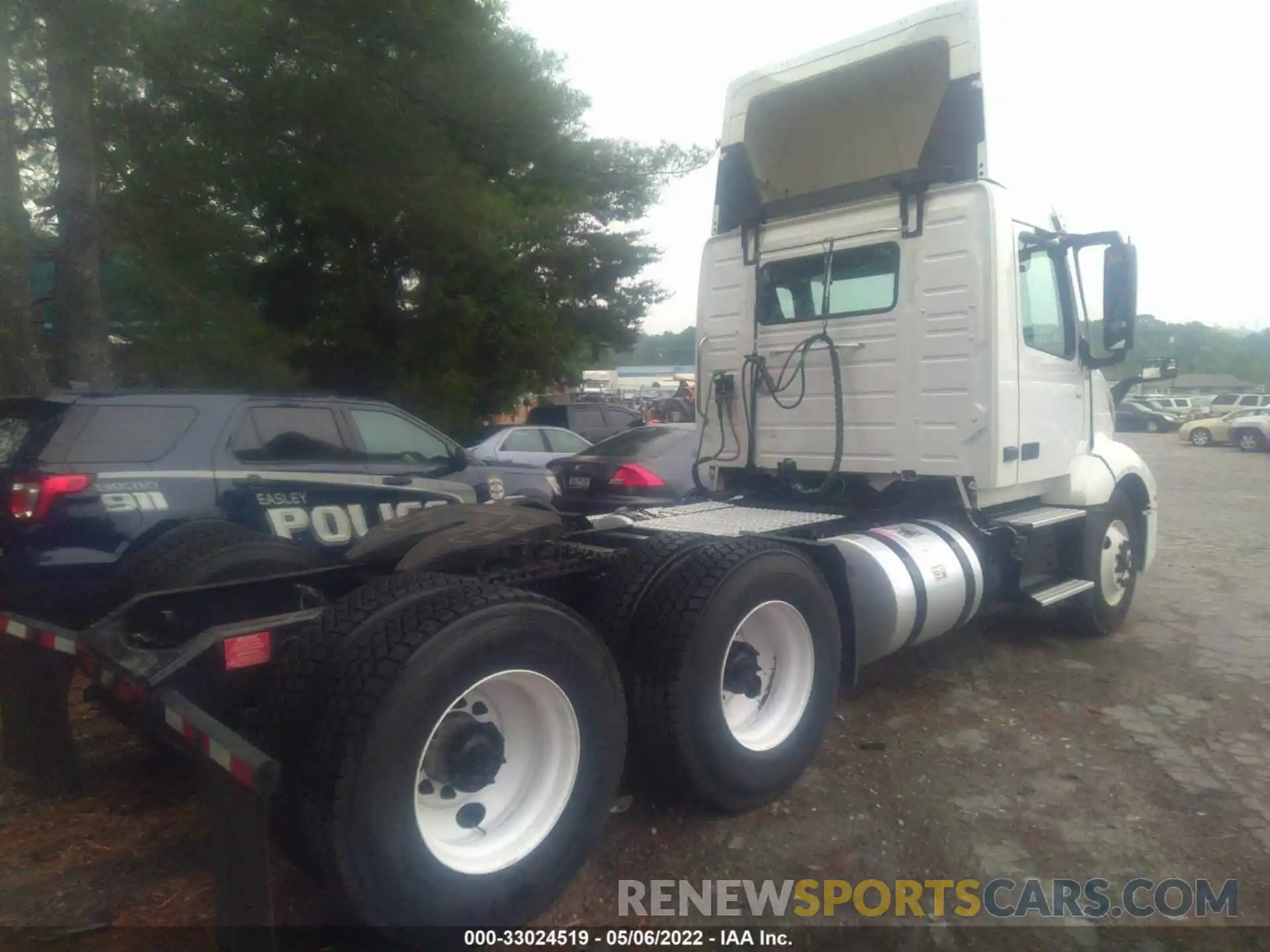 4 Photograph of a damaged car 4V4NC9EH4KN205458 VOLVO VN 2019