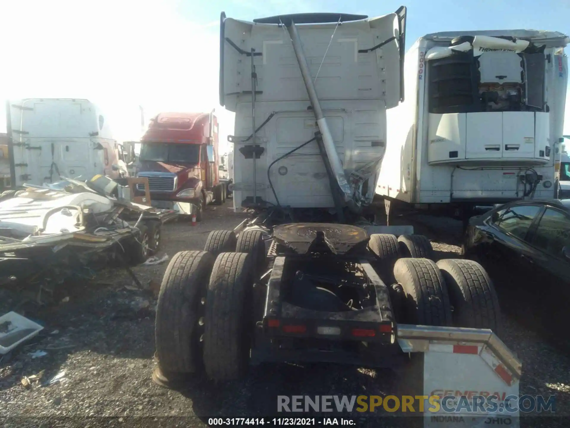 8 Photograph of a damaged car 4V4NC9EH4KN899195 VOLVO VN 2019