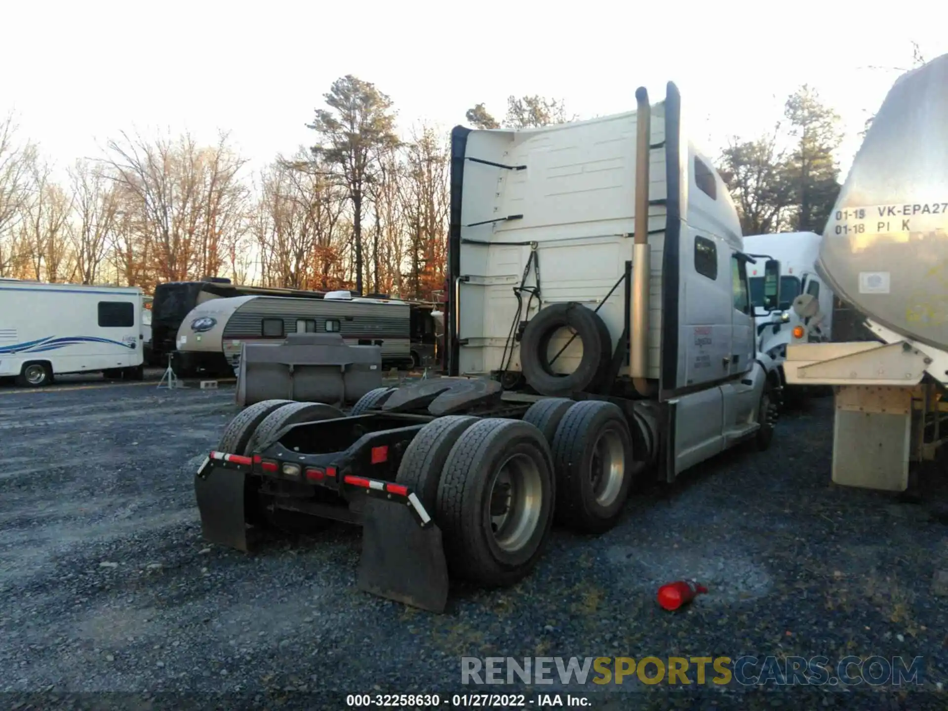 4 Photograph of a damaged car 4V4NC9EH4KN905058 VOLVO VN 2019