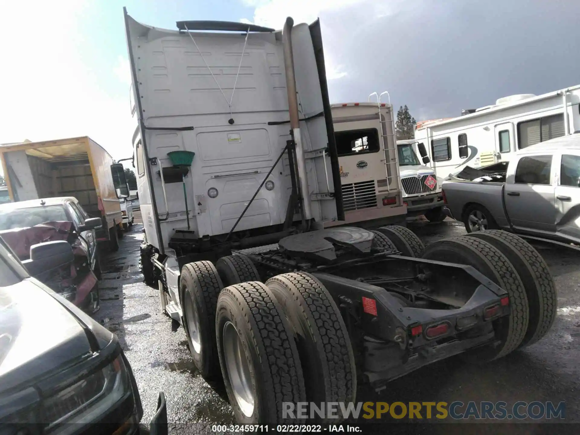 3 Photograph of a damaged car 4V4NC9EJ9KN201988 VOLVO VN 2019