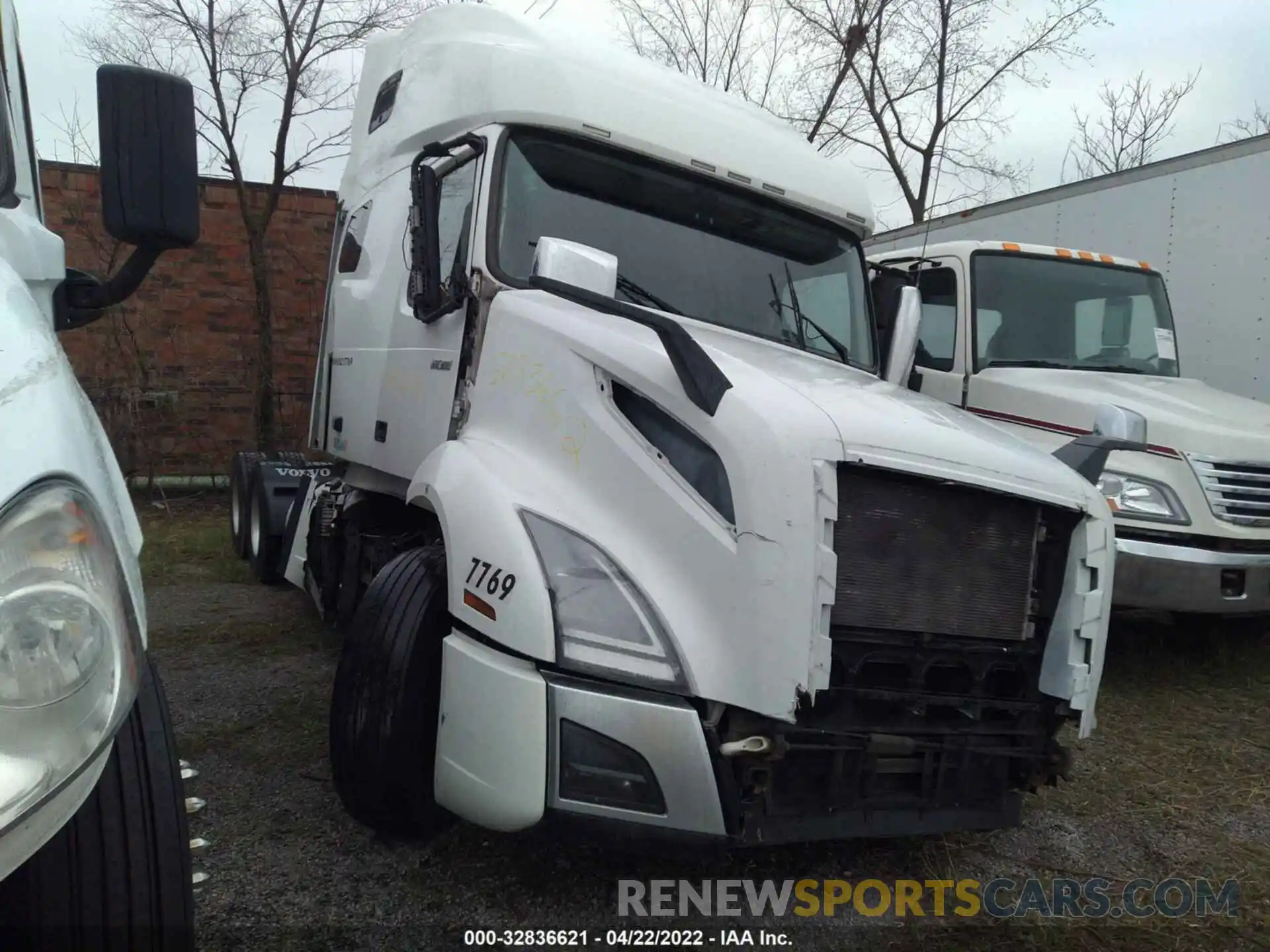 1 Photograph of a damaged car 4V4NC9TH0KN217769 VOLVO VN 2019