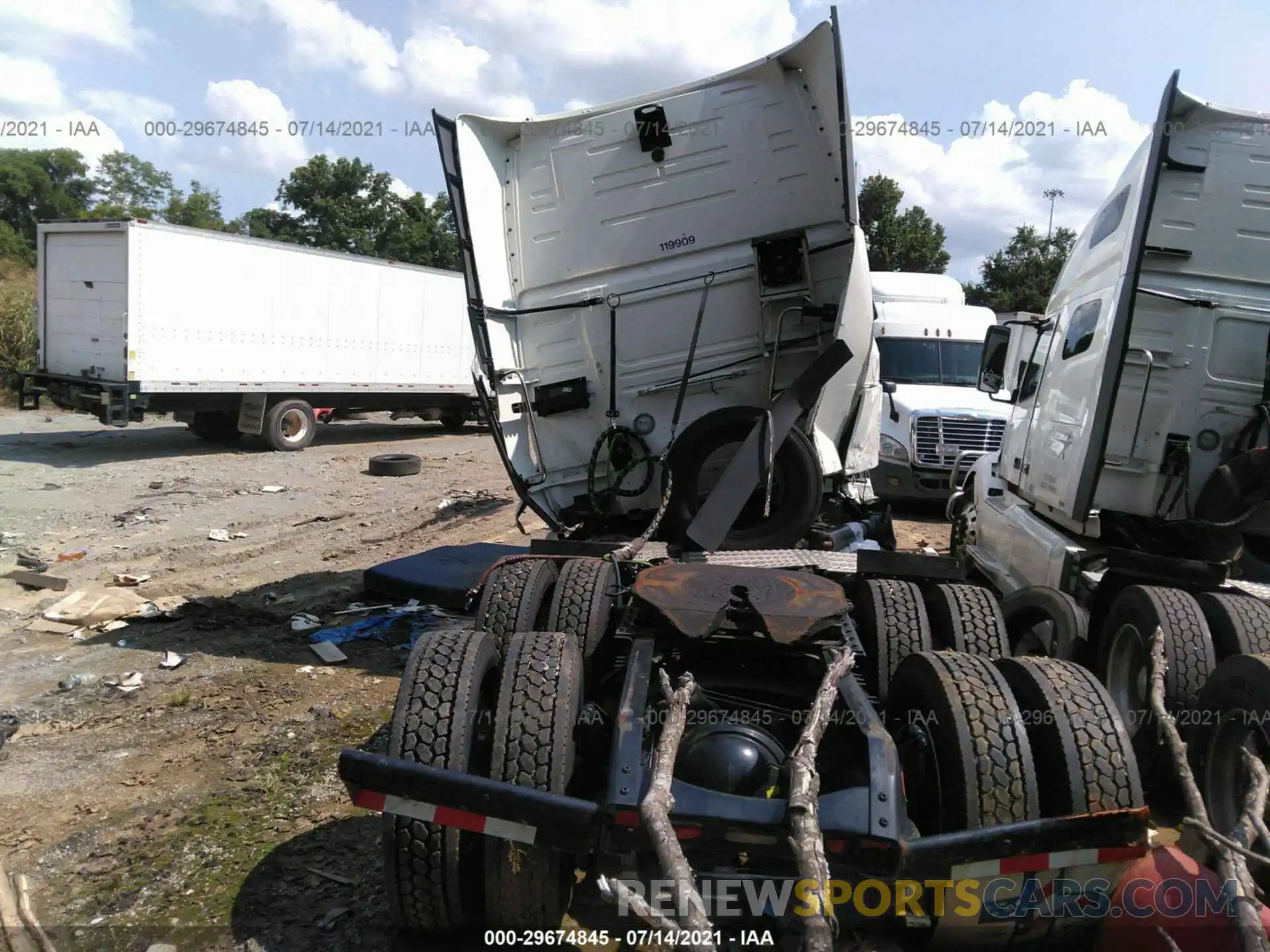 8 Photograph of a damaged car 4V4NC9EH1LN226415 VOLVO VN 2020