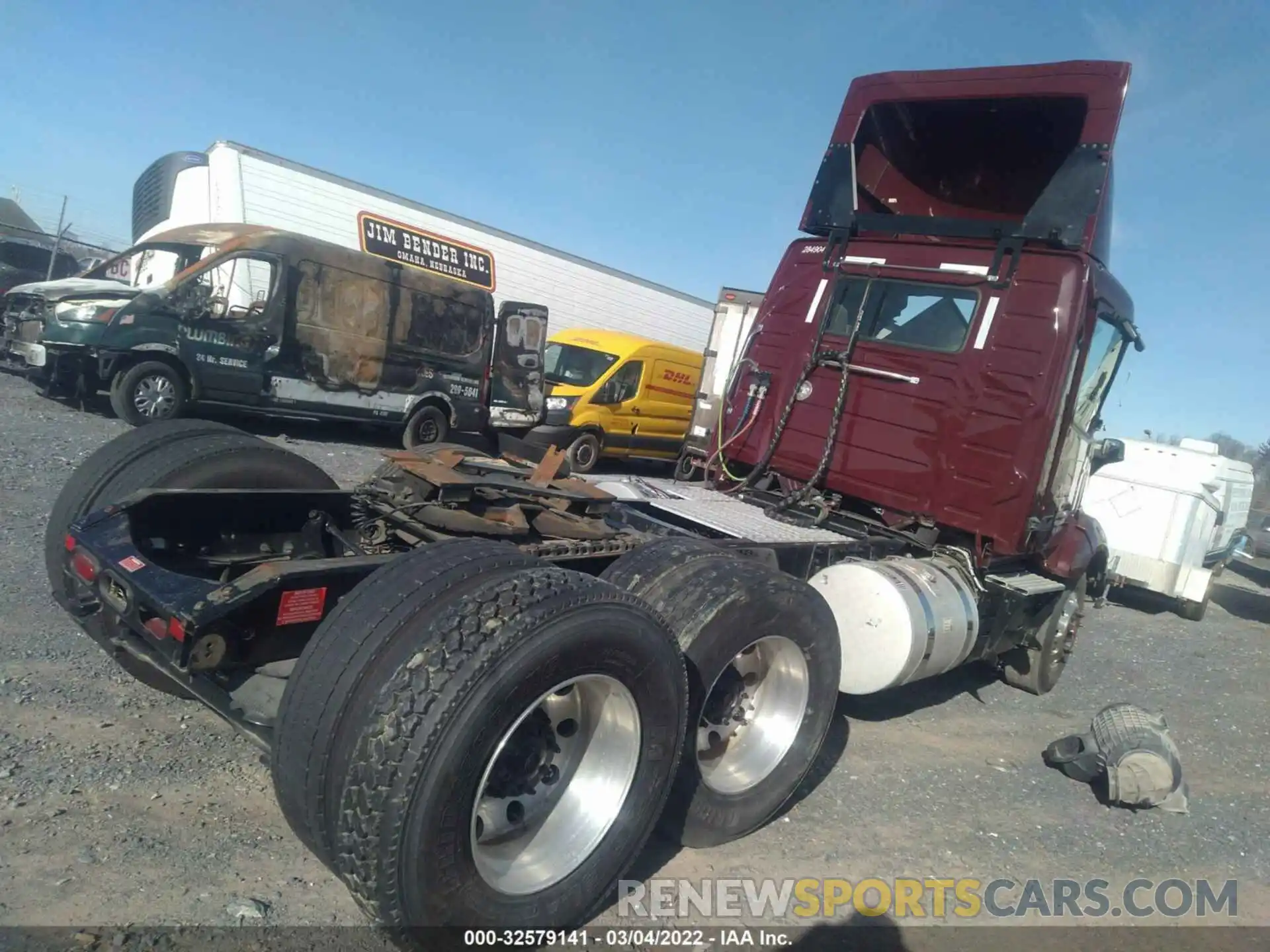 4 Photograph of a damaged car 4V4NC9EH4LN252104 VOLVO VN 2020