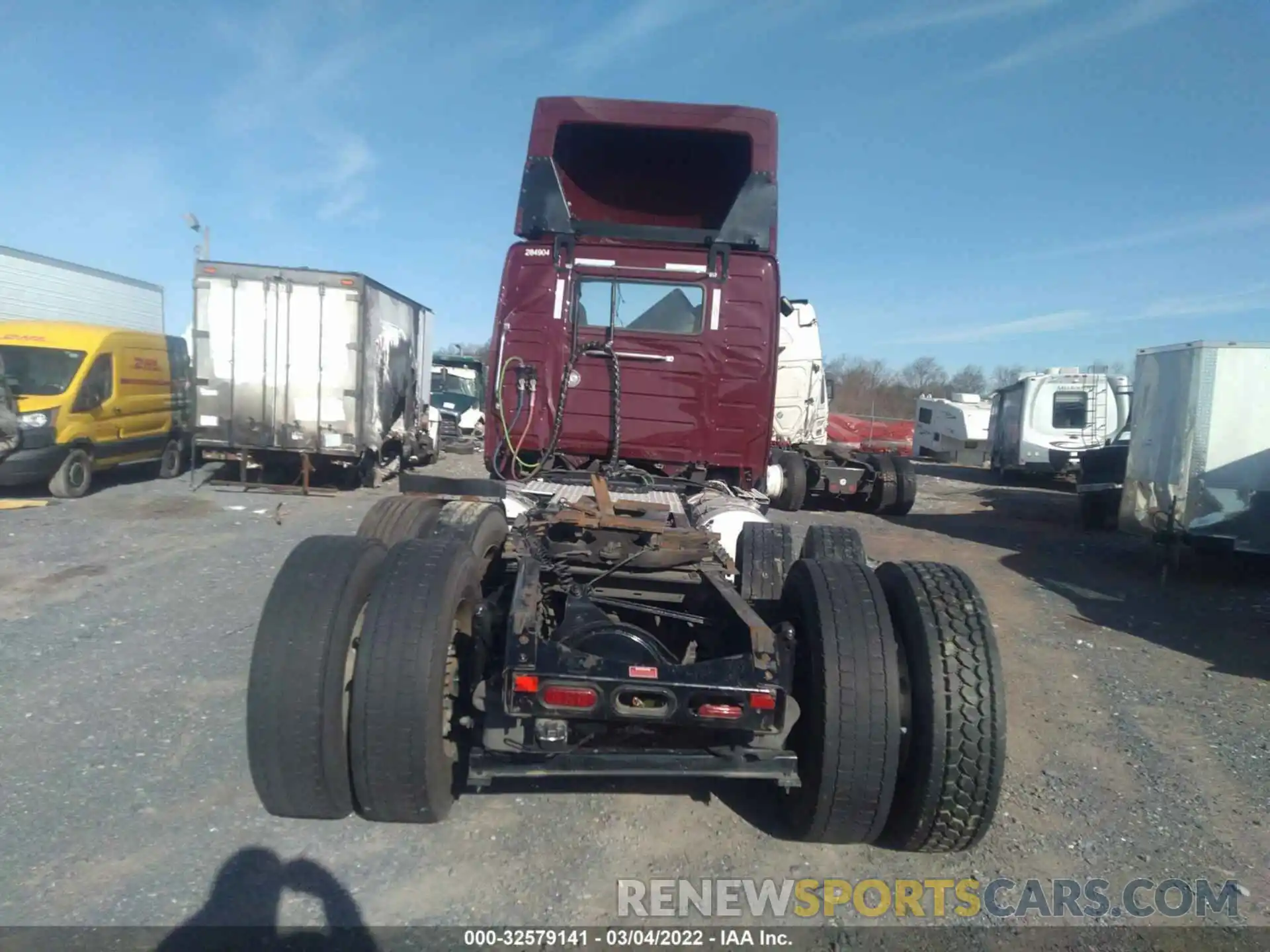 8 Photograph of a damaged car 4V4NC9EH4LN252104 VOLVO VN 2020