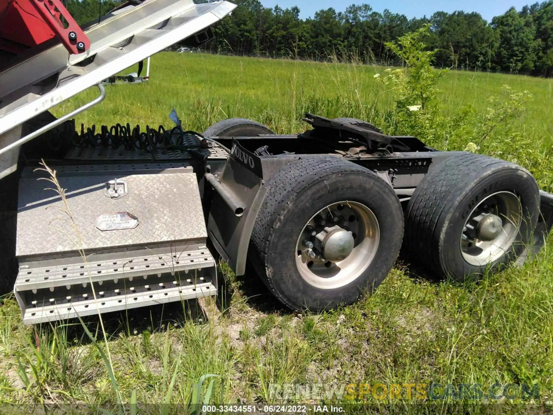 7 Photograph of a damaged car 4V4NC9EH5LP233576 VOLVO VN 2020