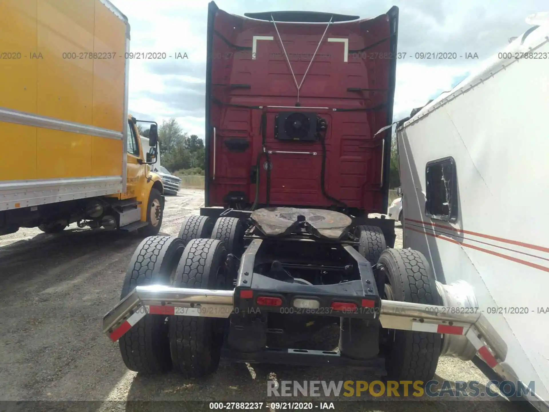 8 Photograph of a damaged car 4V4NC9EH7LN234597 VOLVO VN 2020