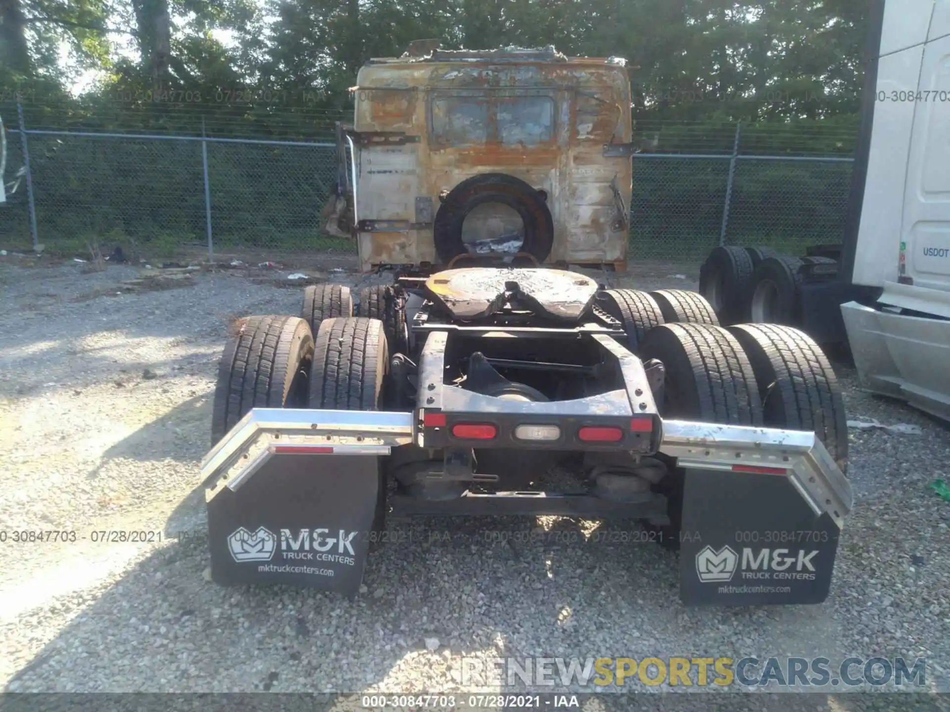 8 Photograph of a damaged car 4V4NC9EJ5LN209586 VOLVO VN 2020