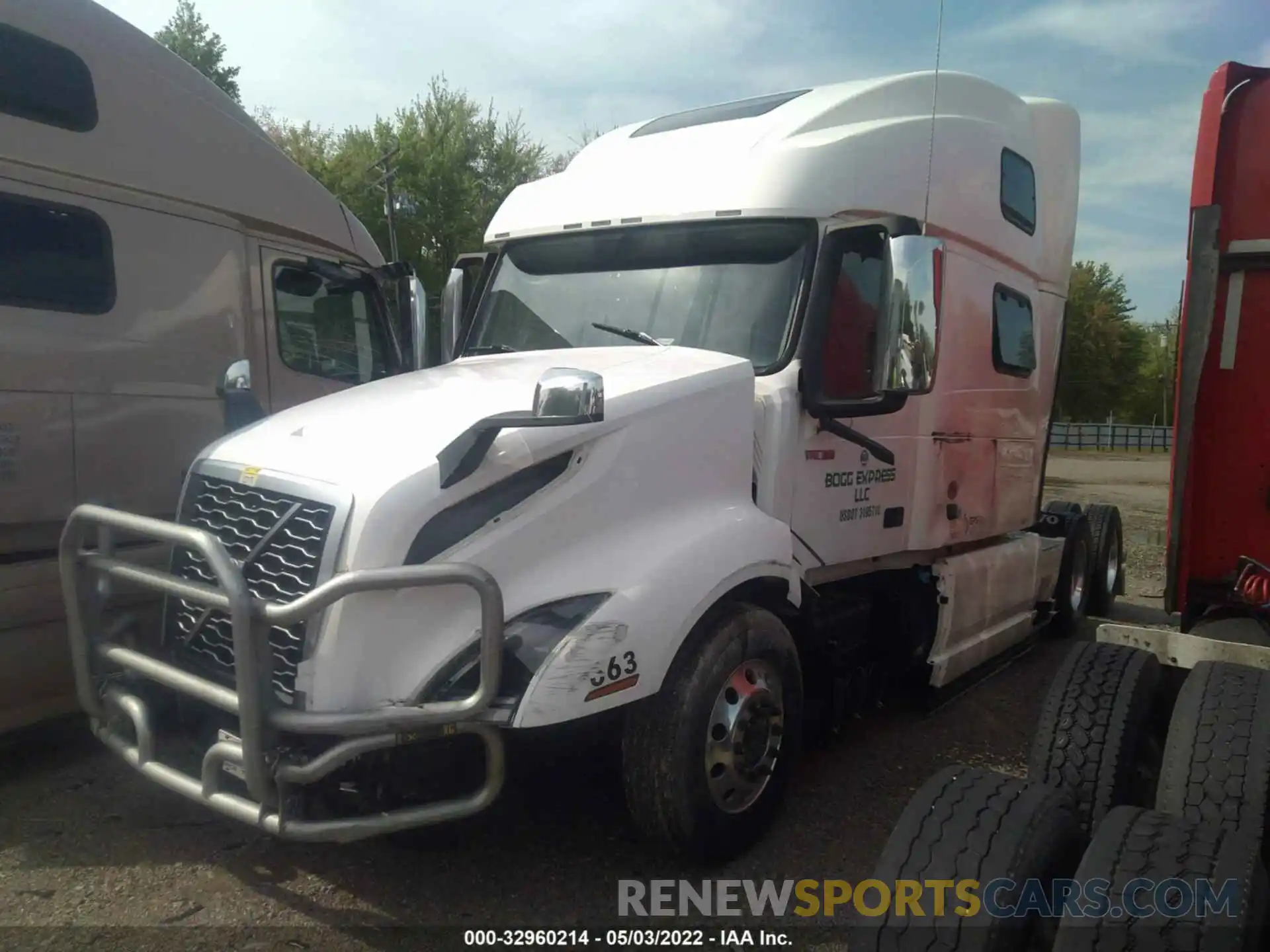 2 Photograph of a damaged car 4V4NC9EH3MN262933 VOLVO VN 2021