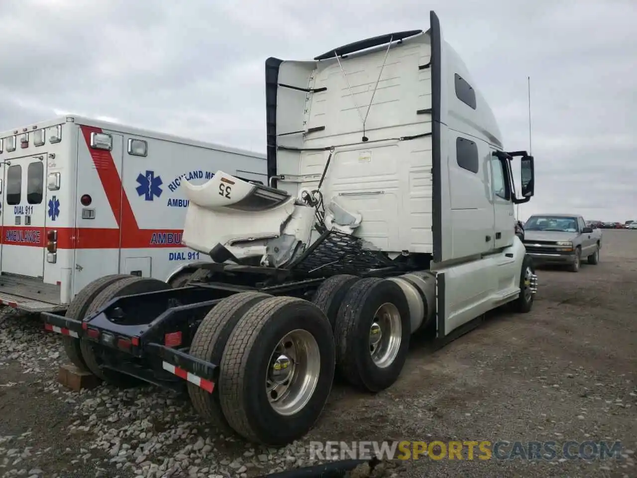 4 Photograph of a damaged car 4V4NC9EH8NN602658 VOLVO VN 2022