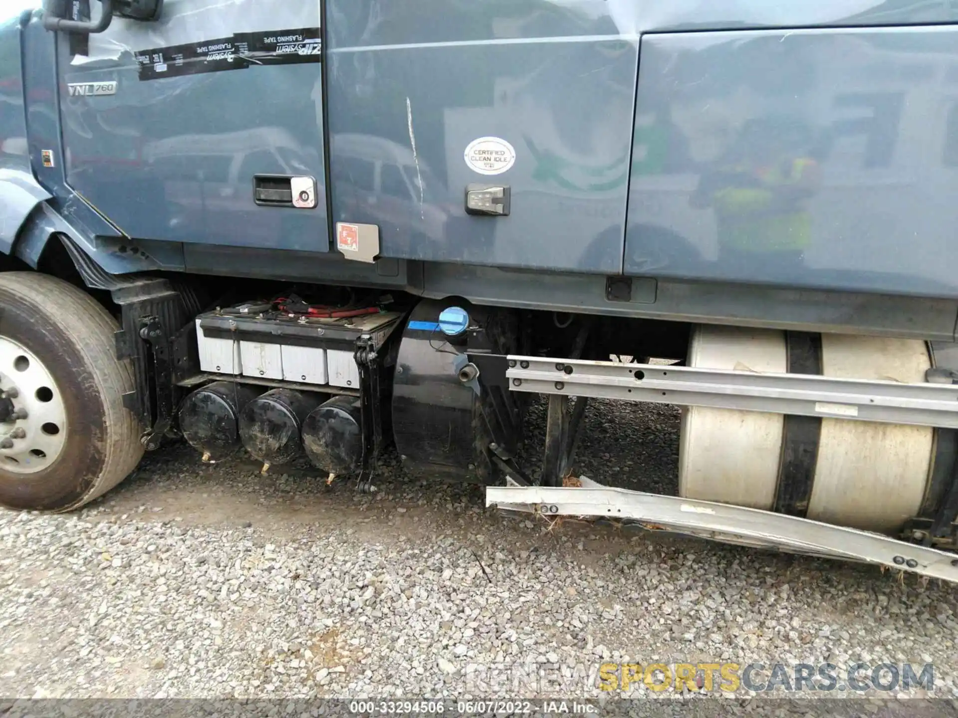 7 Photograph of a damaged car 4V4NC9EH9NN289183 VOLVO VN 2022