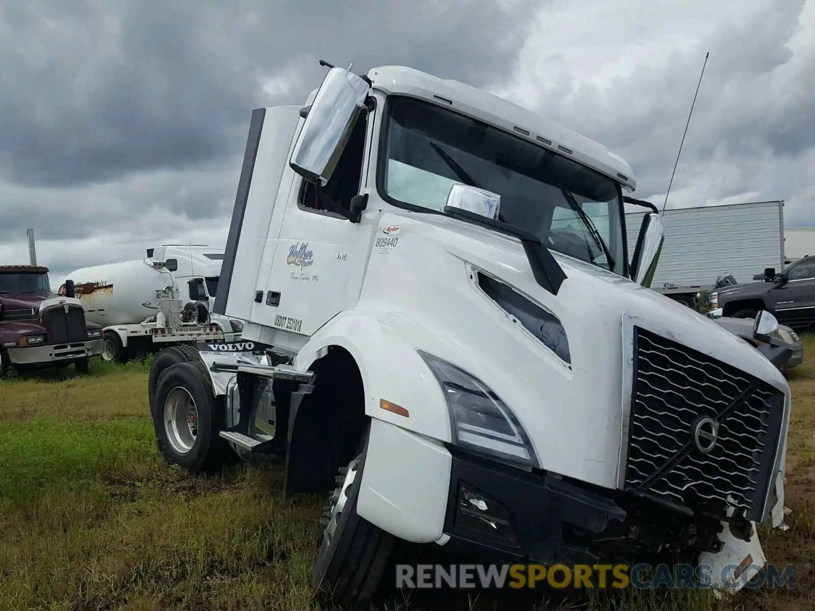 1 Photograph of a damaged car 4V4NB9EHXKN203295 VOLVO VN VNL 2019