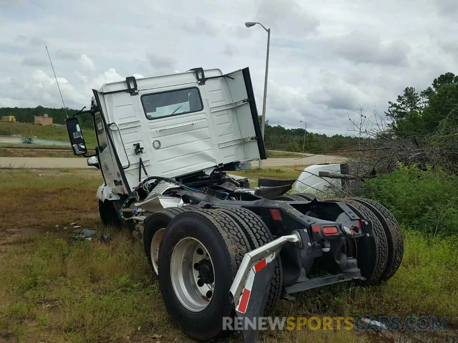 3 Photograph of a damaged car 4V4NB9EHXKN203295 VOLVO VN VNL 2019