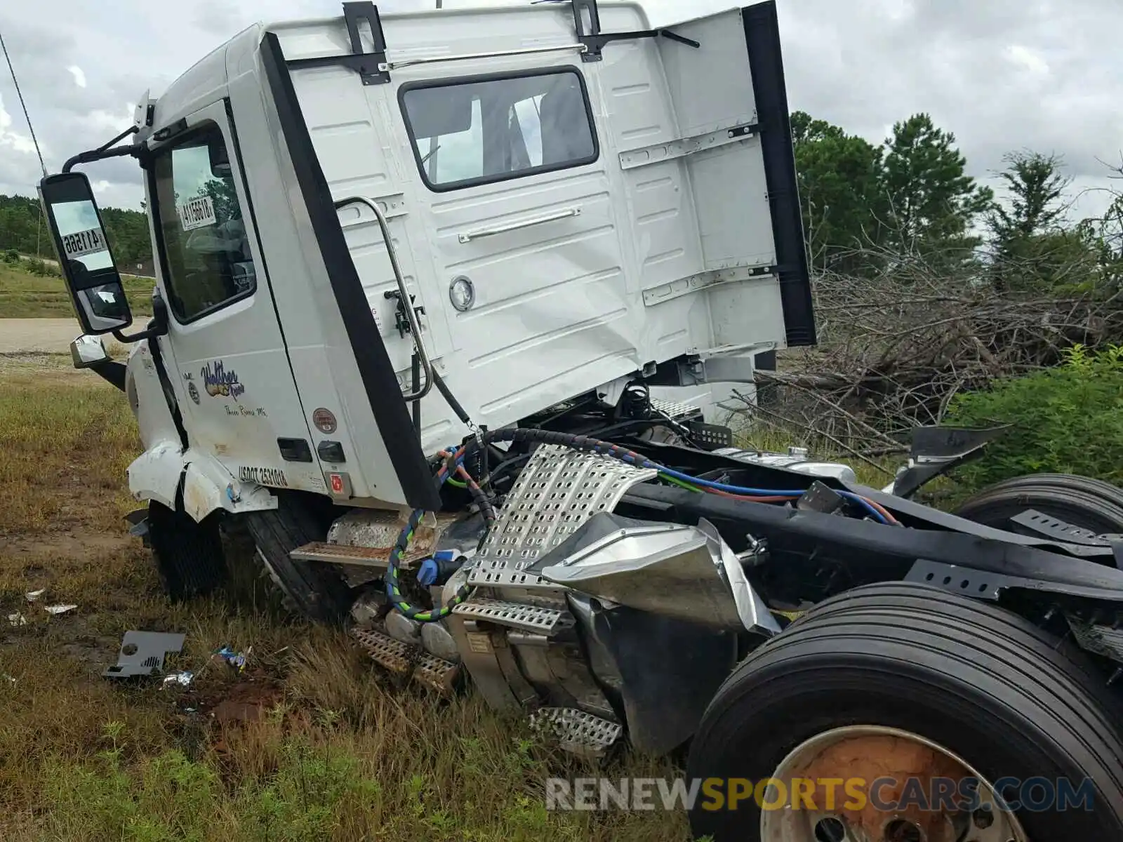 9 Photograph of a damaged car 4V4NB9EHXKN203295 VOLVO VN VNL 2019