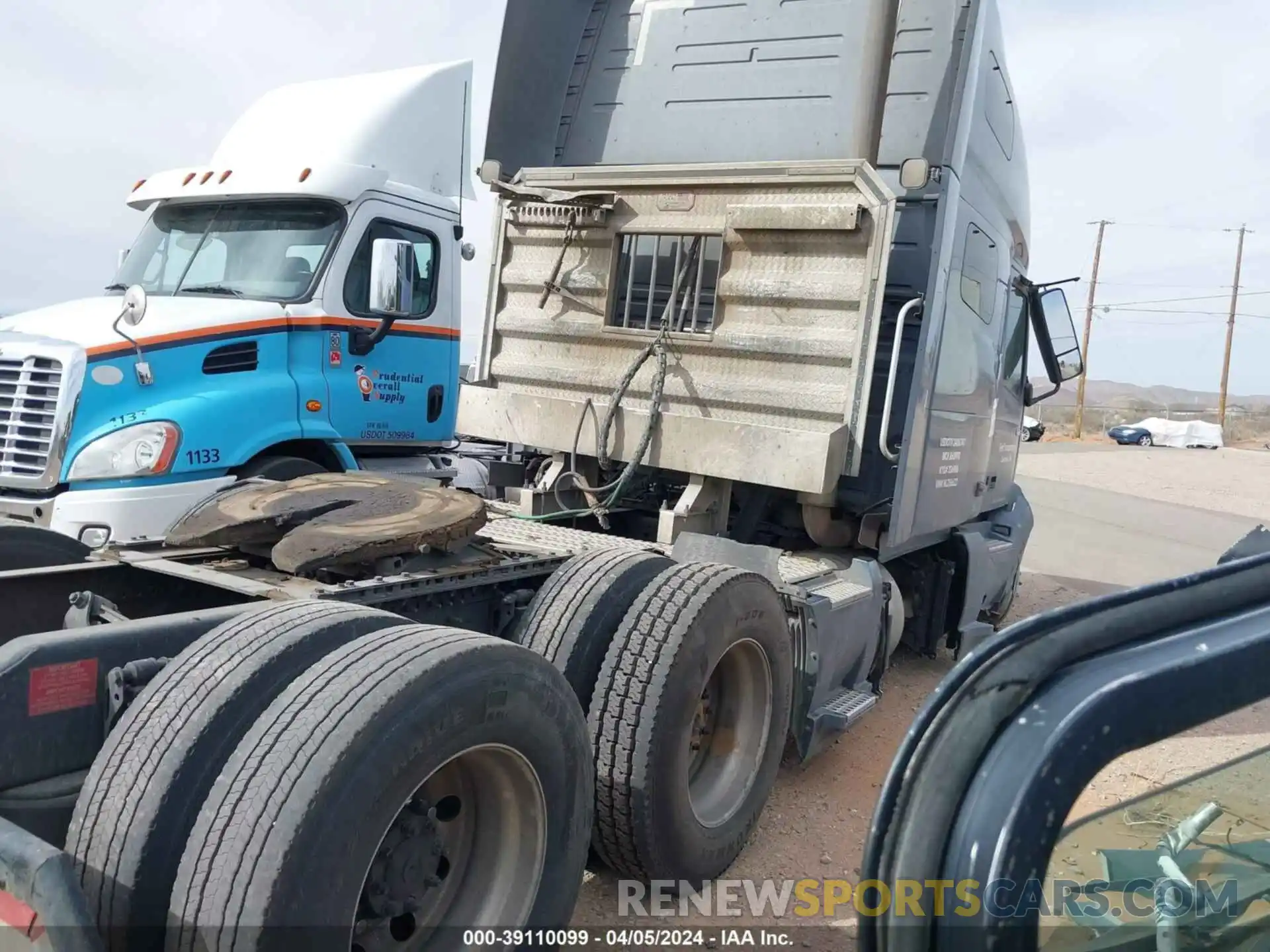 4 Photograph of a damaged car 4V4NC9EH4LN256623 VOLVO VNL 2020