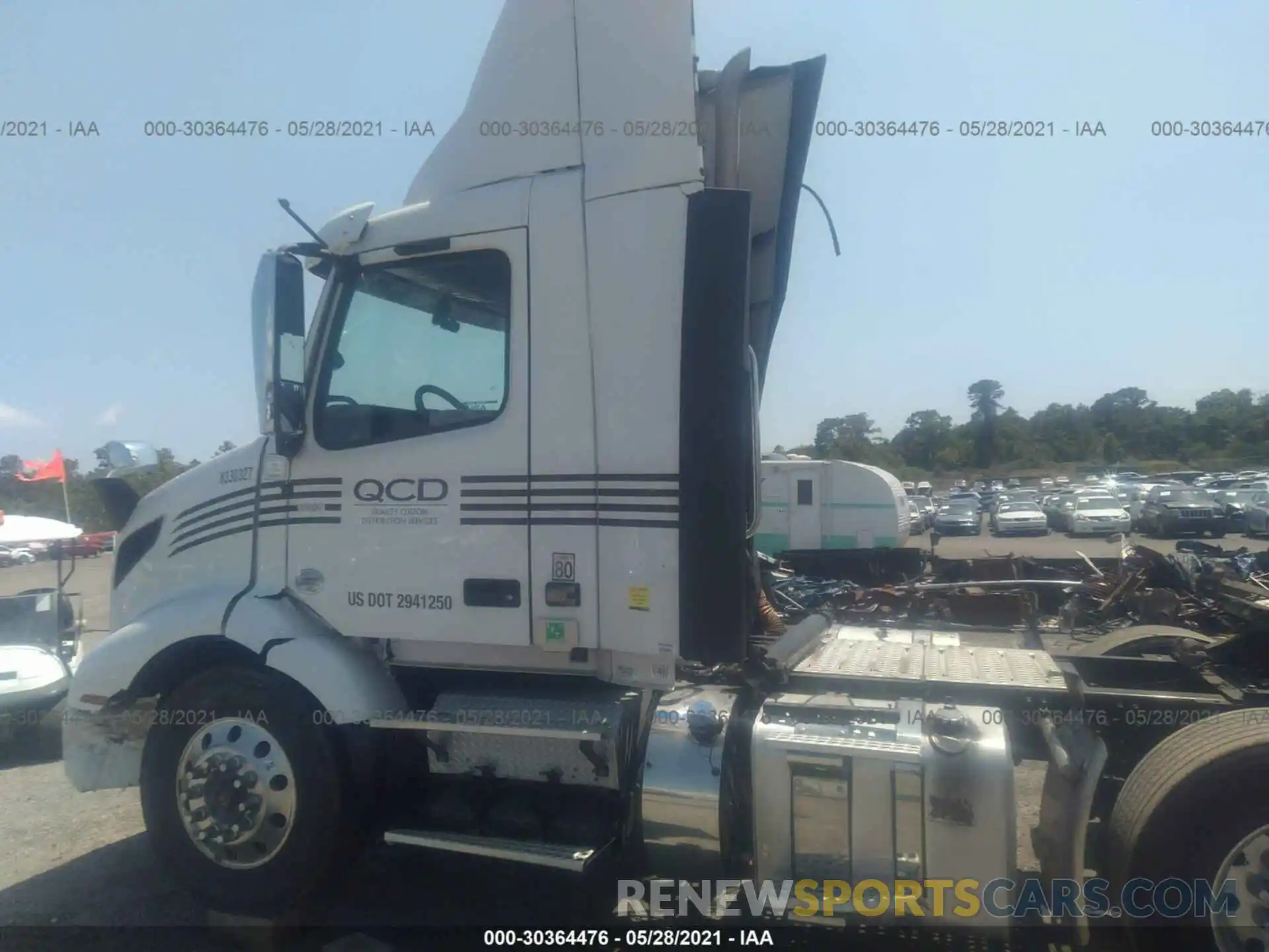 8 Photograph of a damaged car 4V4WC9EH1KN205602 VOLVO VNR 2019