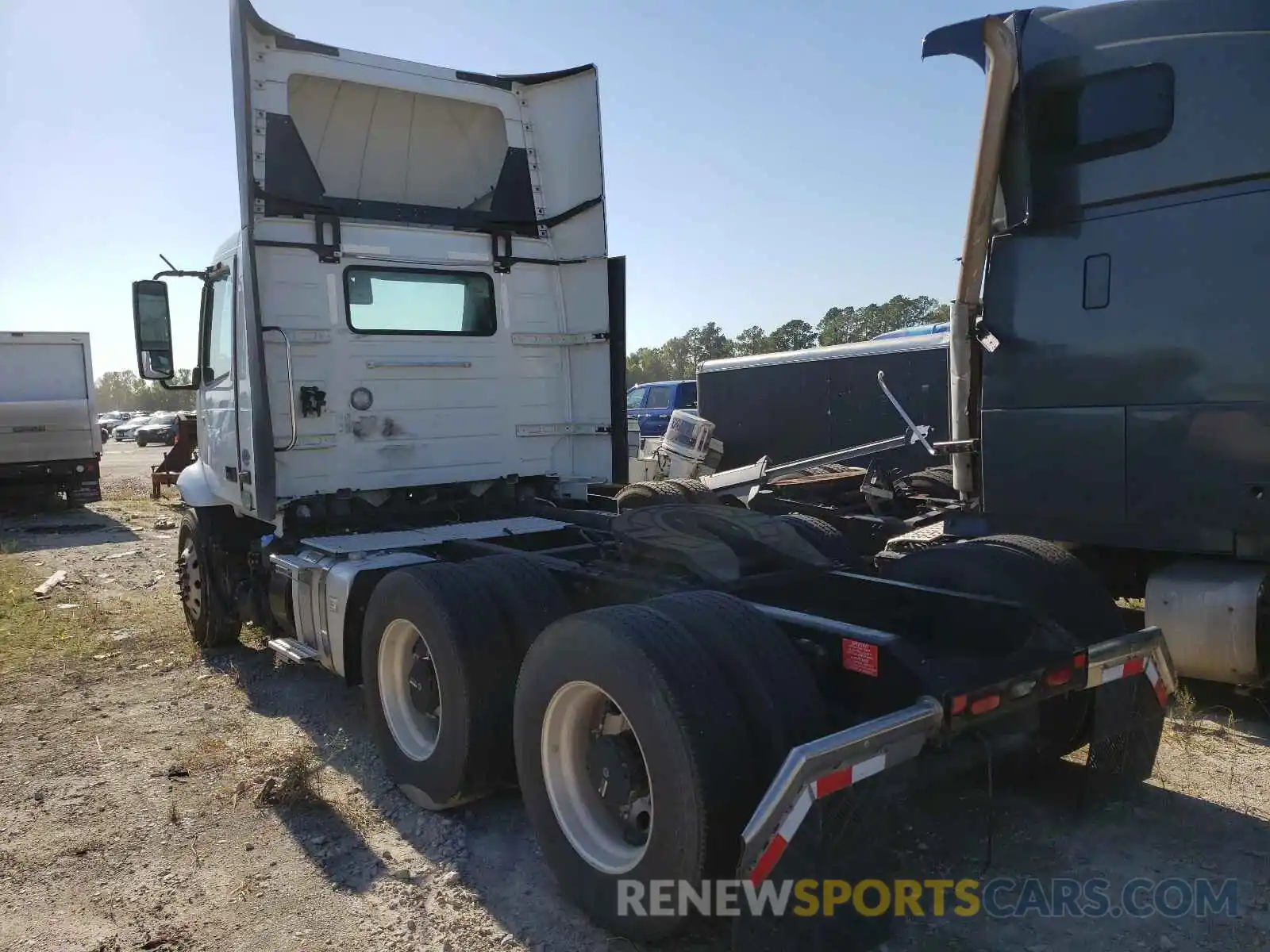 3 Photograph of a damaged car 4V4WC9EH4LN225201 VOLVO VNR 2020