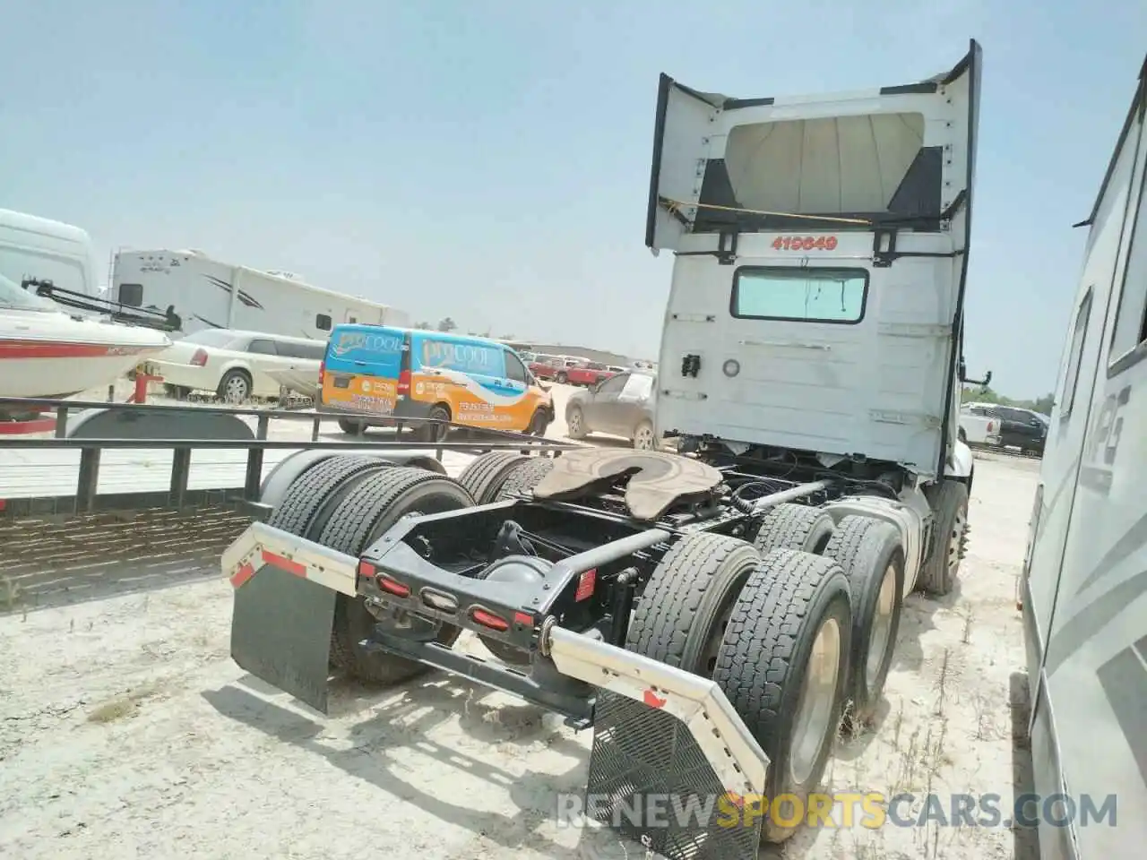 4 Photograph of a damaged car 4V4WC9EH5LN225191 VOLVO VNR 2020