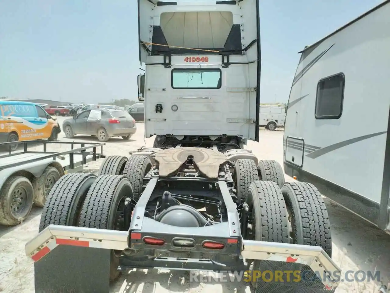 6 Photograph of a damaged car 4V4WC9EH5LN225191 VOLVO VNR 2020