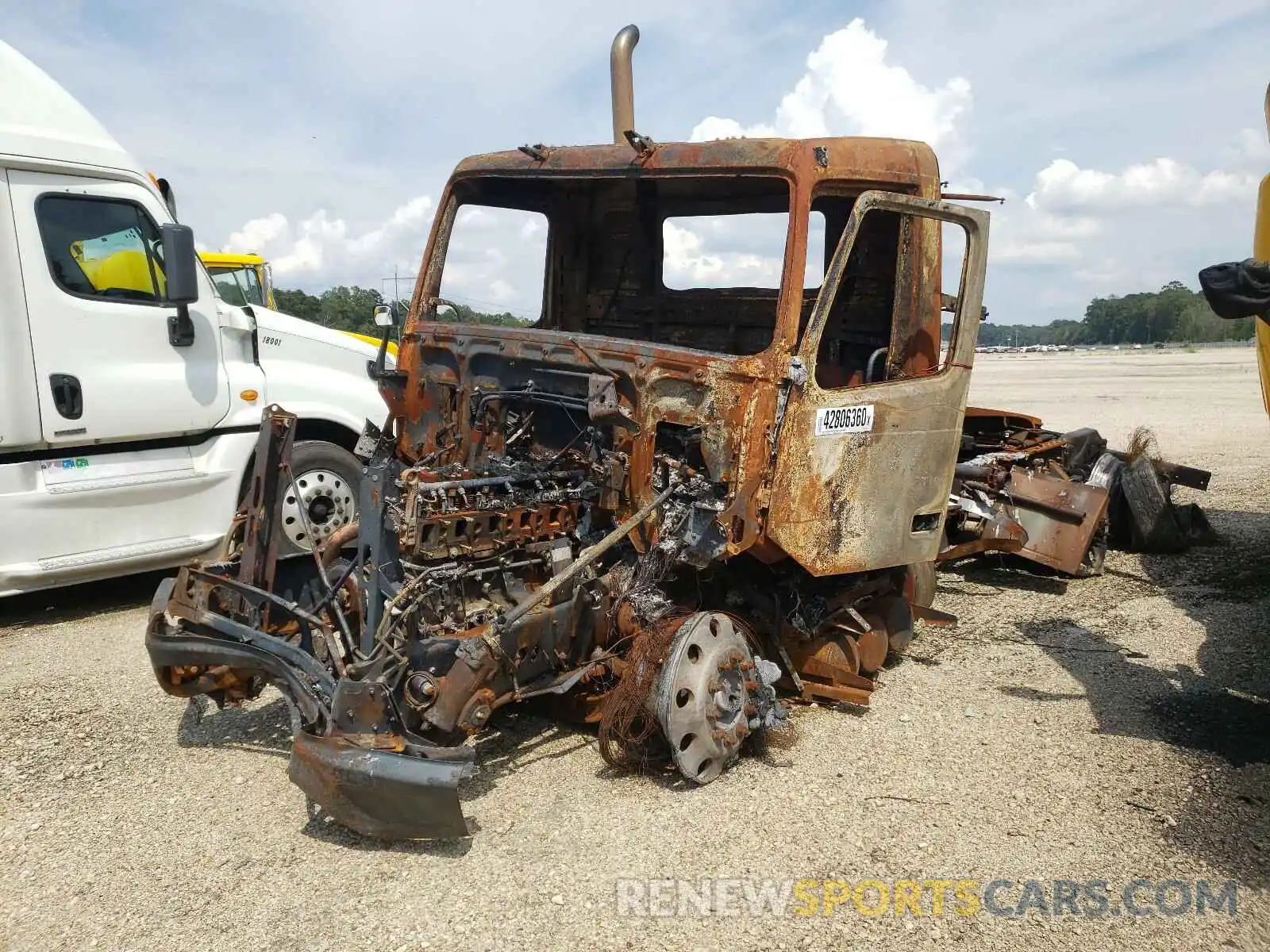 2 Photograph of a damaged car 4V4WC9EH7LN236614 VOLVO VNR 2020