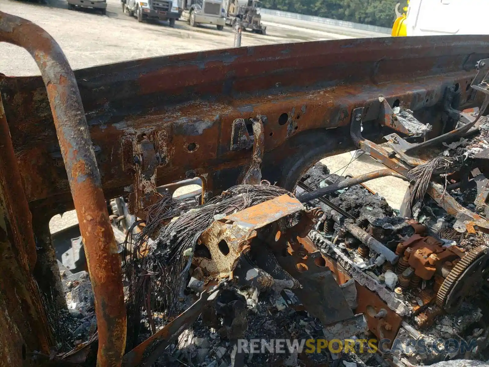 8 Photograph of a damaged car 4V4WC9EH7LN236614 VOLVO VNR 2020