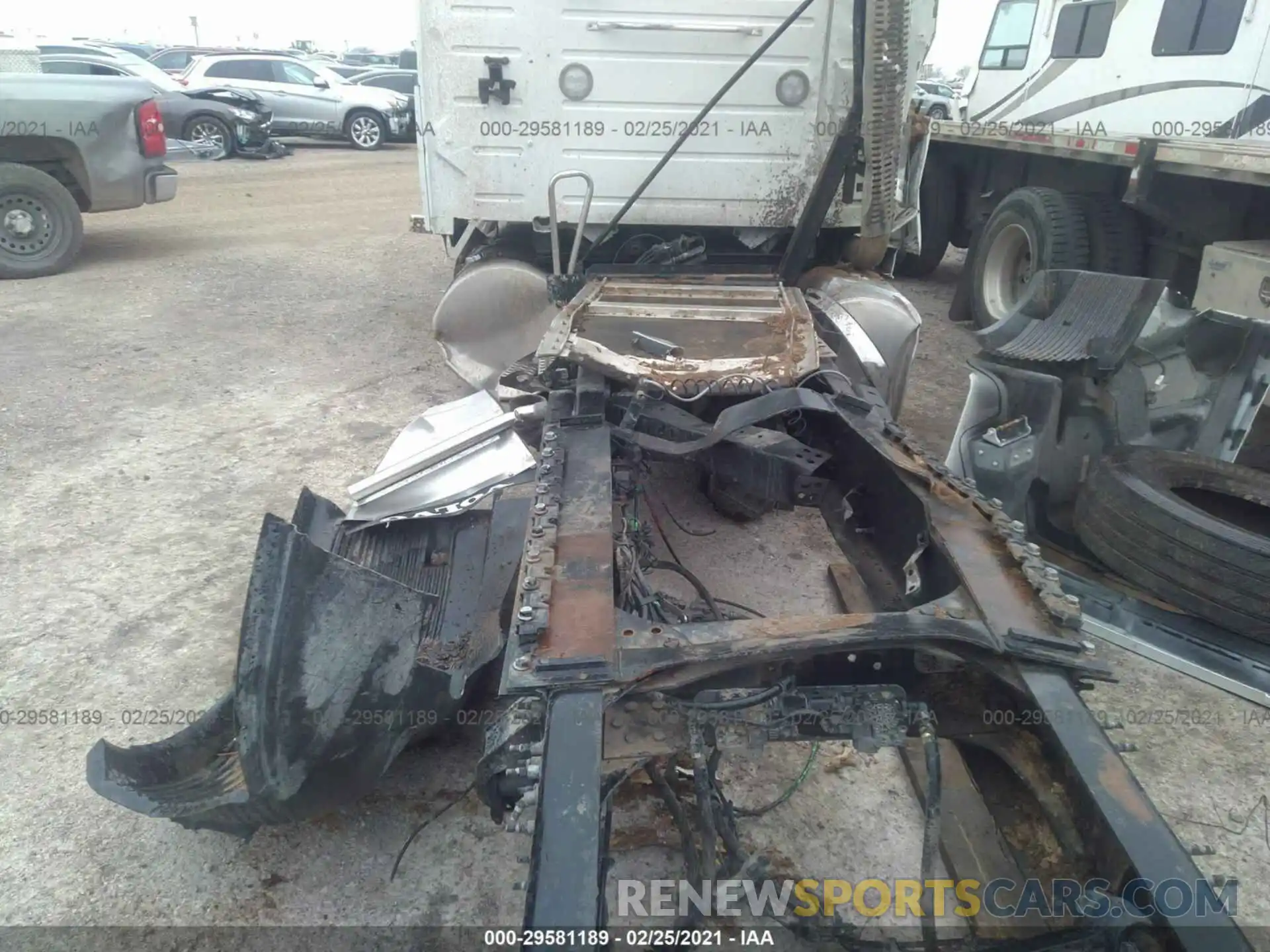 7 Photograph of a damaged car 4V4WC9EH9LN210323 VOLVO VNR 2020