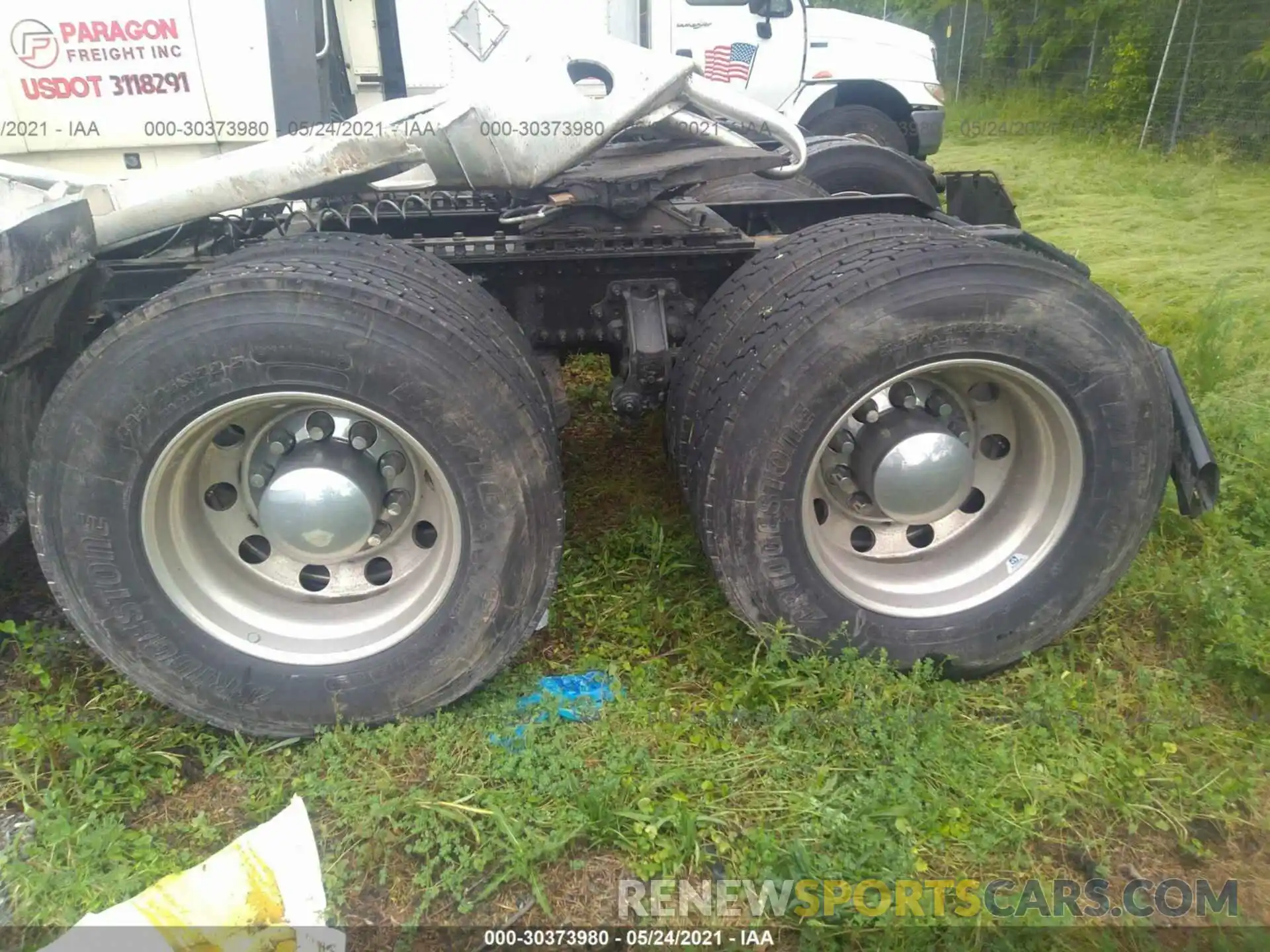 13 Photograph of a damaged car 4V4WC9EG5MN273282 VOLVO VNR 2021