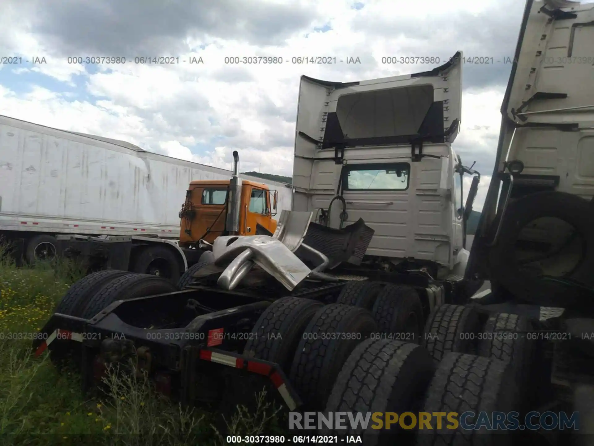 4 Photograph of a damaged car 4V4WC9EG5MN273282 VOLVO VNR 2021