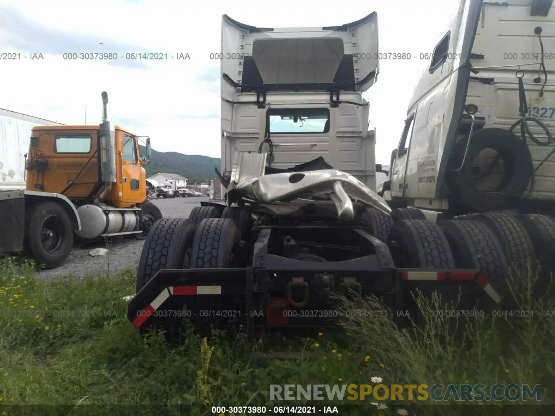 8 Photograph of a damaged car 4V4WC9EG5MN273282 VOLVO VNR 2021