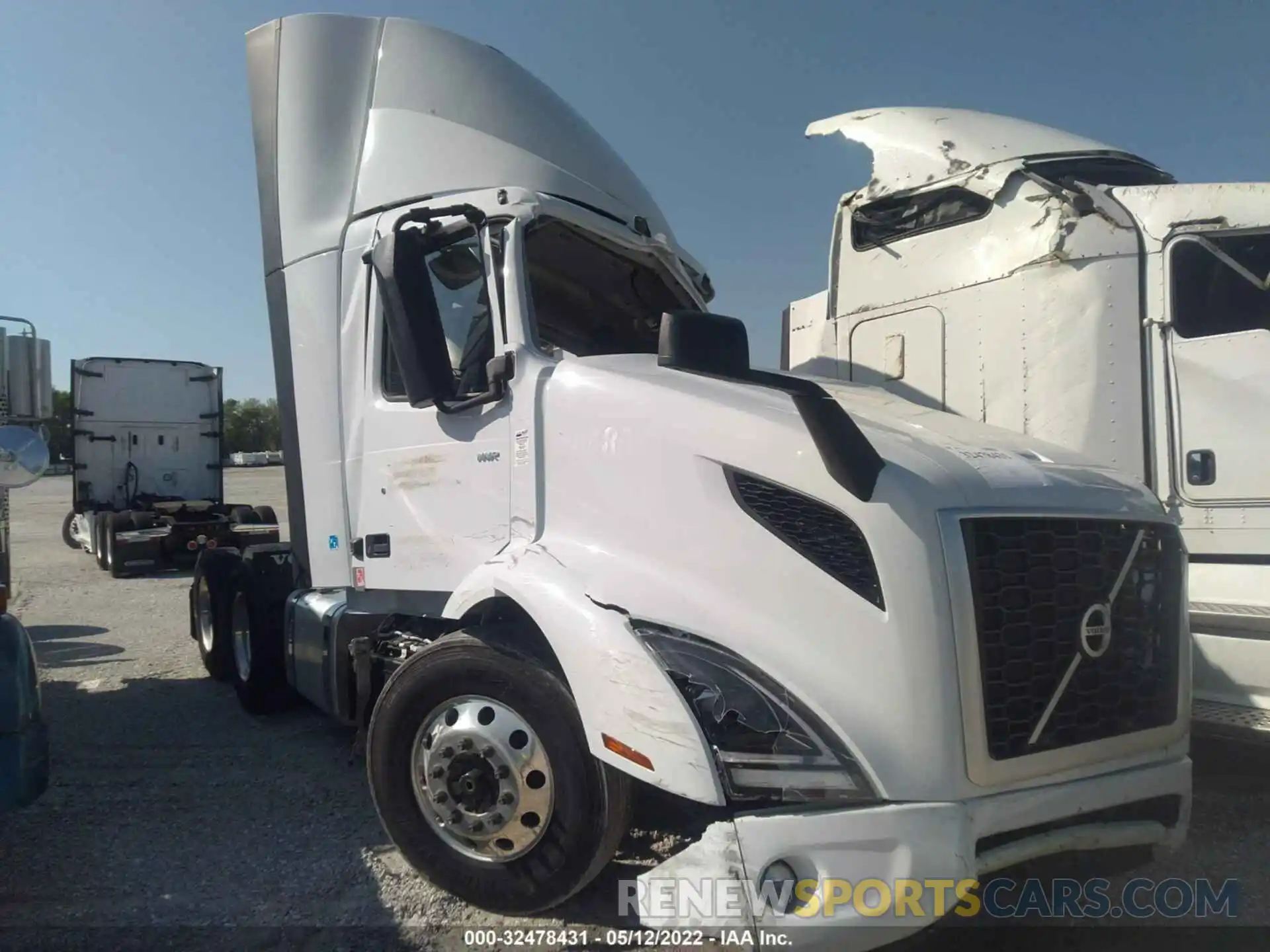 1 Photograph of a damaged car 4V4WC9EH5NN602900 VOLVO VNR 2022