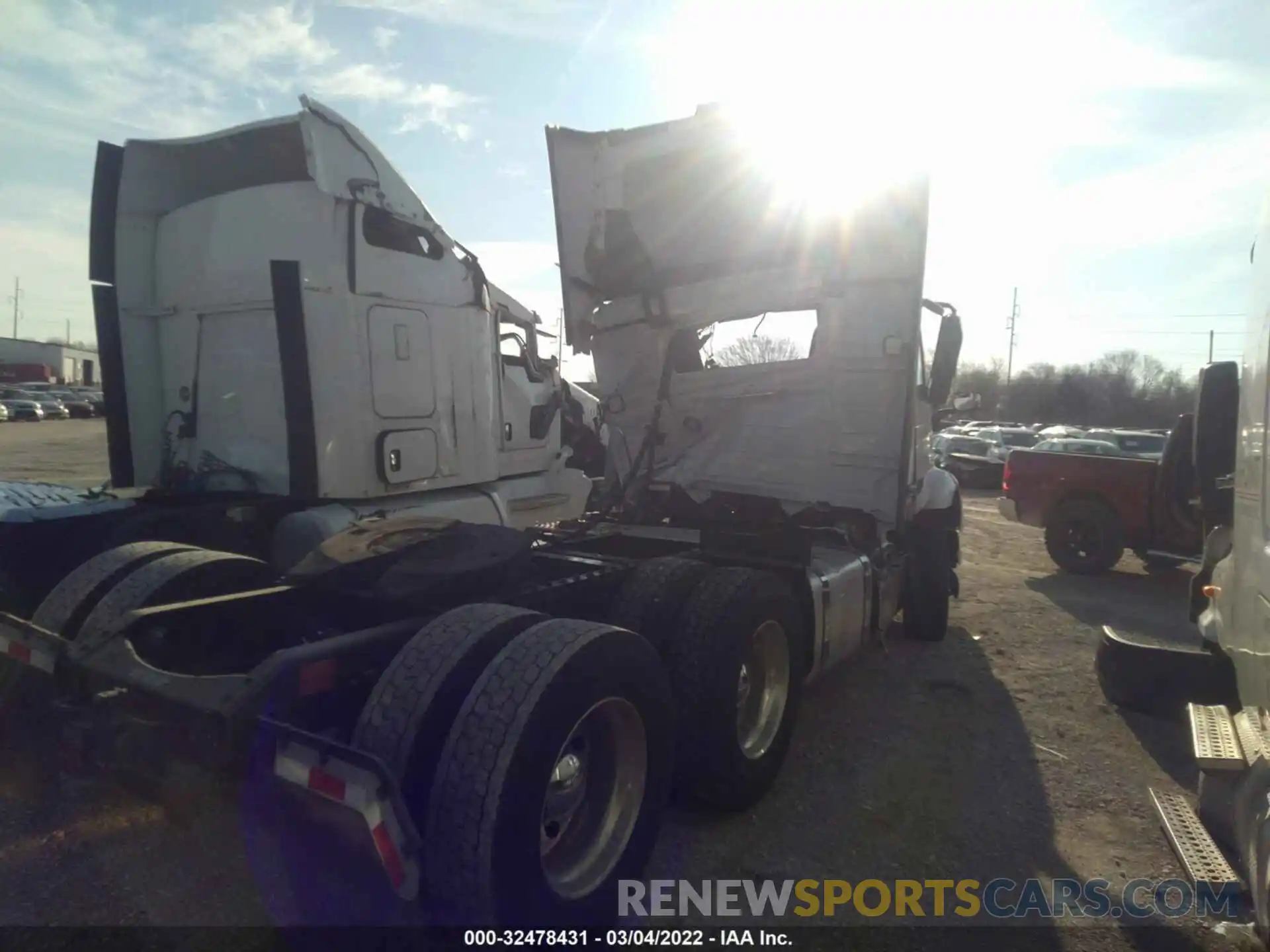 4 Photograph of a damaged car 4V4WC9EH5NN602900 VOLVO VNR 2022