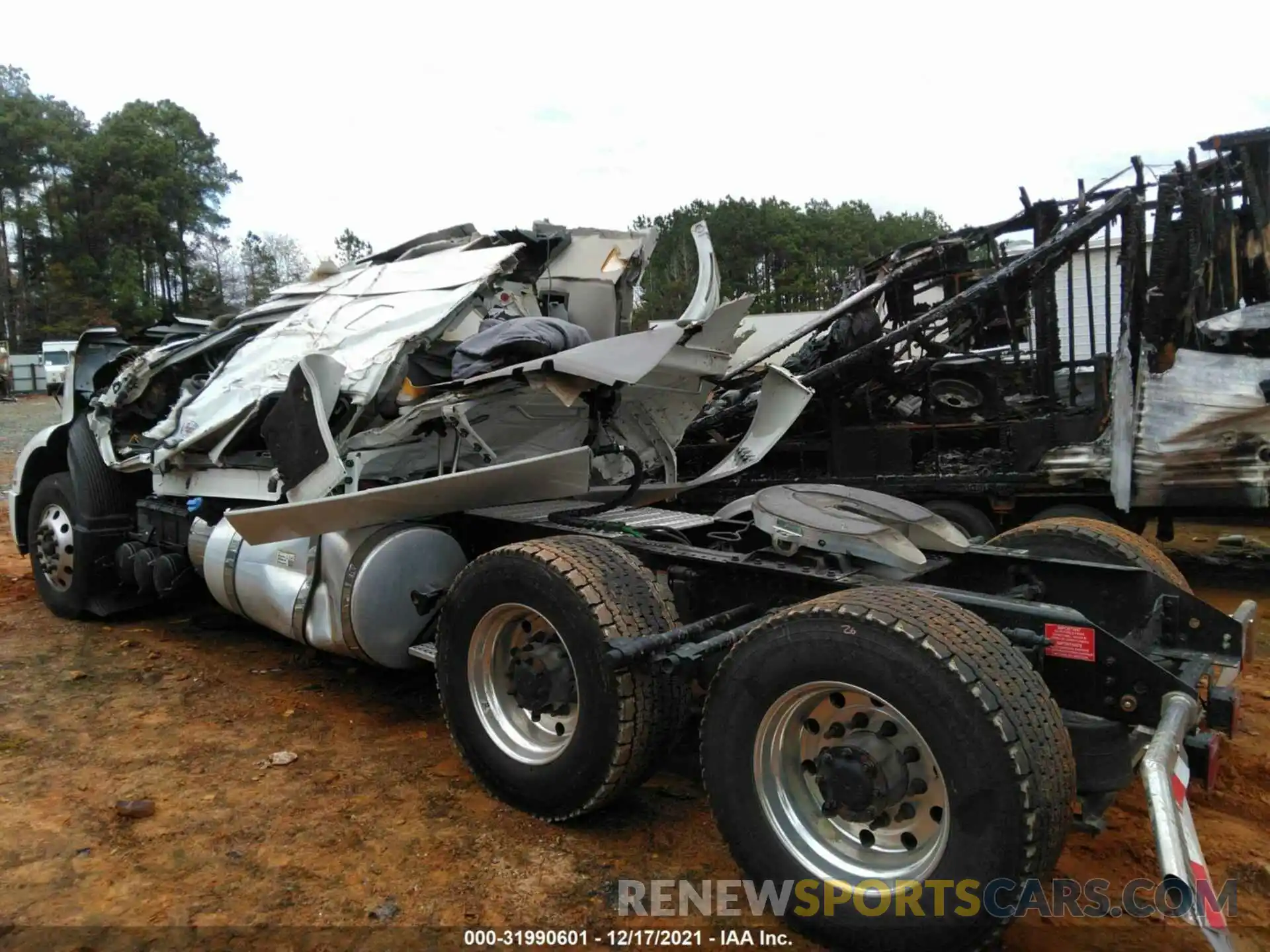 3 Photograph of a damaged car 4V4WC9EH8NN298638 VOLVO VNR 2022