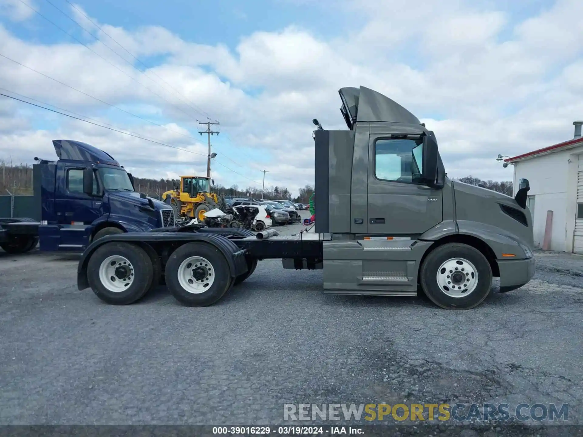 13 Photograph of a damaged car 4V4WC9EH1SN655640 VOLVO VNR 64T 2025