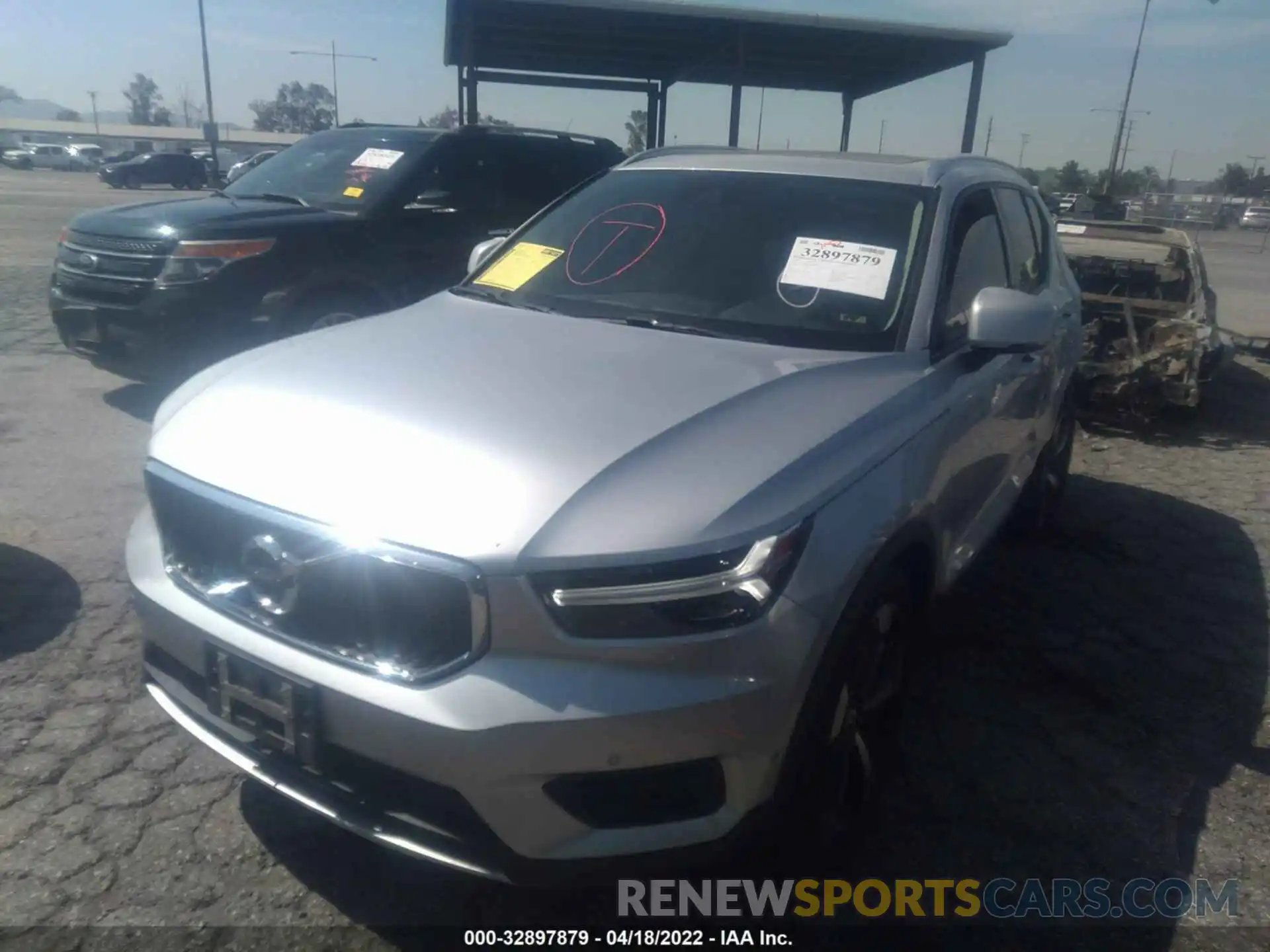 2 Photograph of a damaged car YV4162UK3K2061597 VOLVO XC40 2019