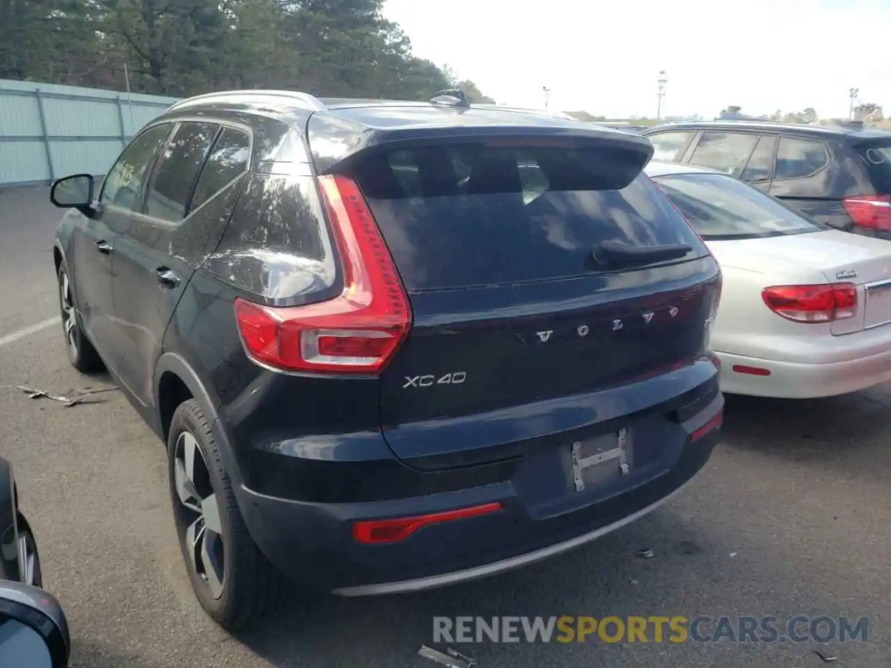 3 Photograph of a damaged car YV4162UK3K2062233 VOLVO XC40 2019