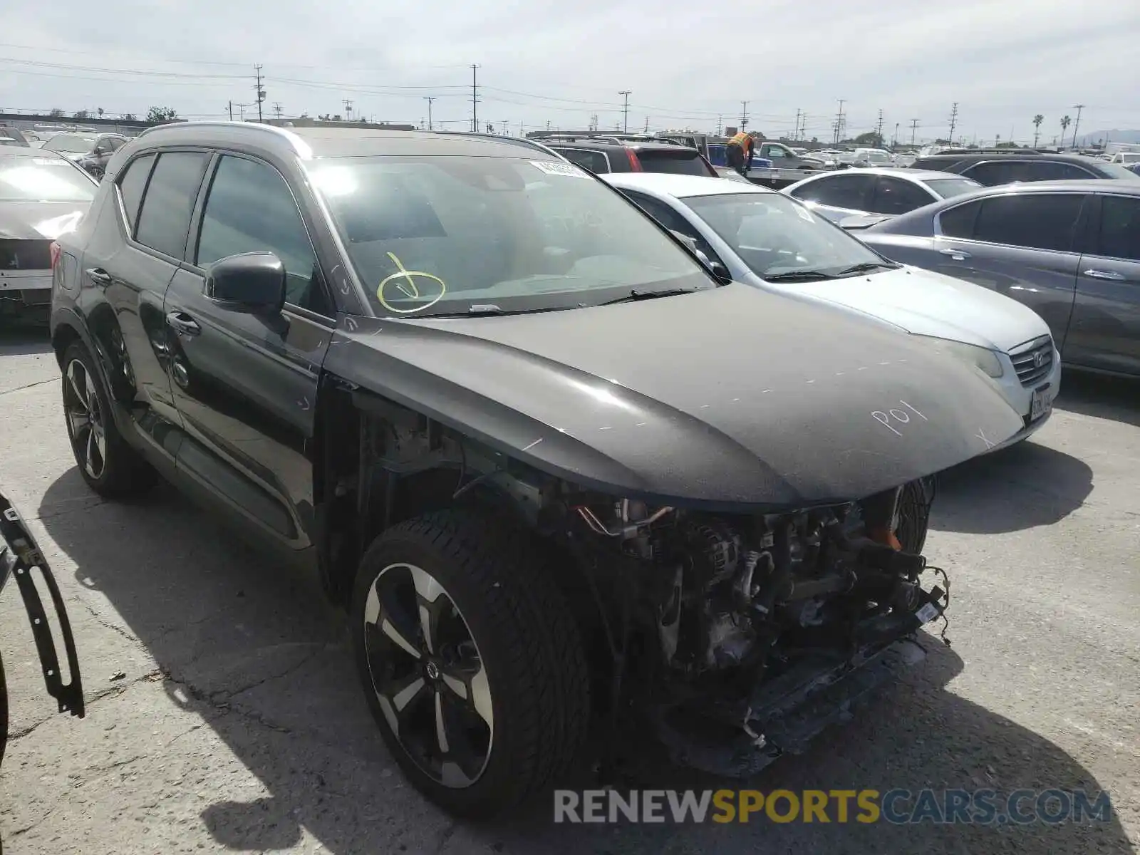 1 Photograph of a damaged car YV4162UK3K2096172 VOLVO XC40 2019