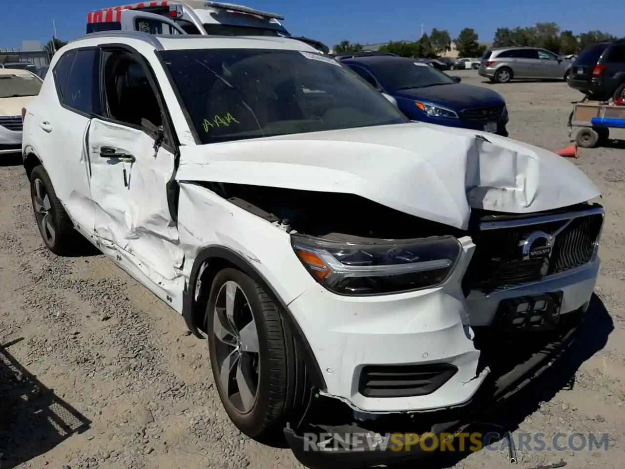 1 Photograph of a damaged car YV4162UK4K2047093 VOLVO XC40 2019