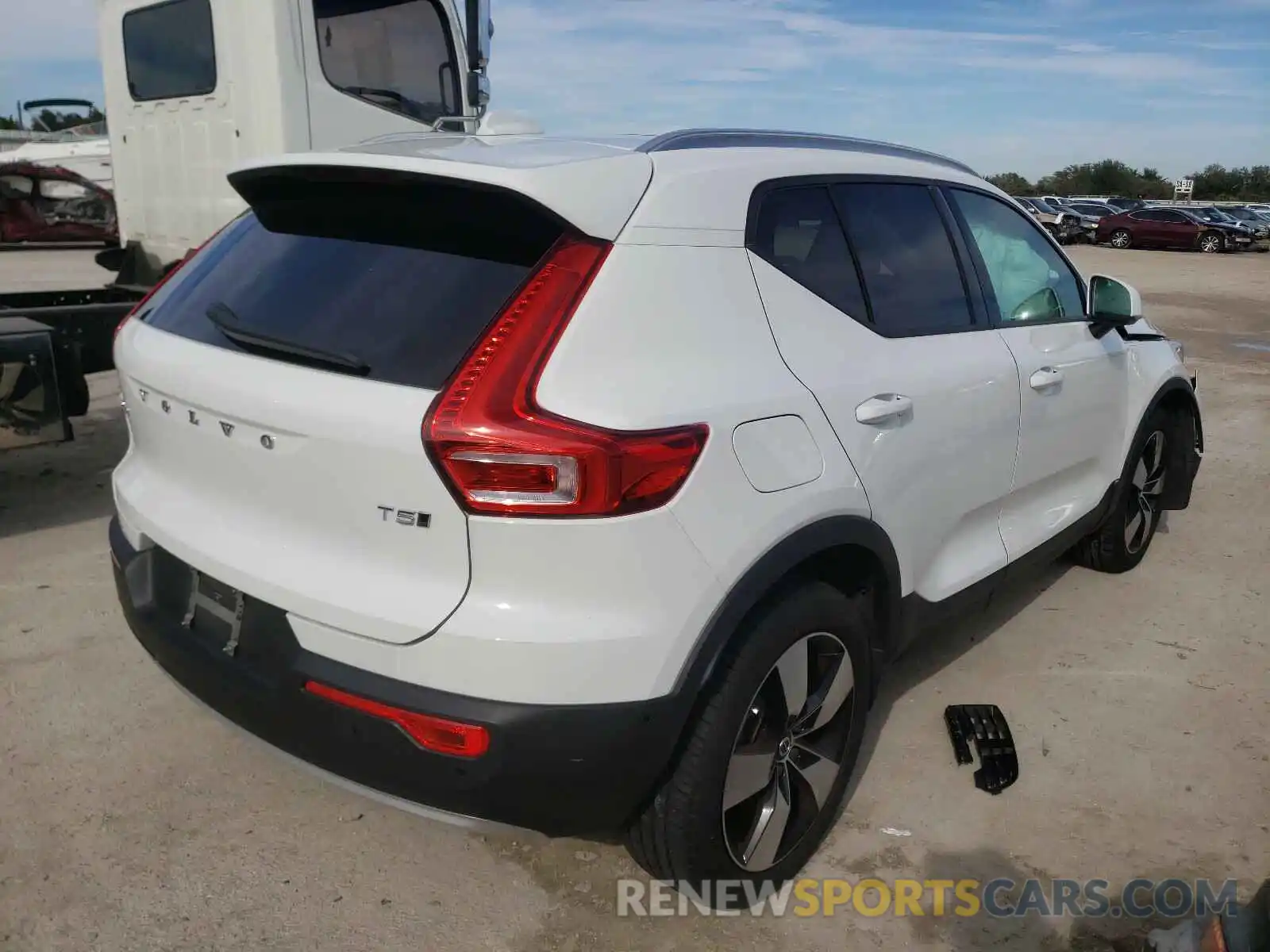 4 Photograph of a damaged car YV4162UK4K2050950 VOLVO XC40 2019