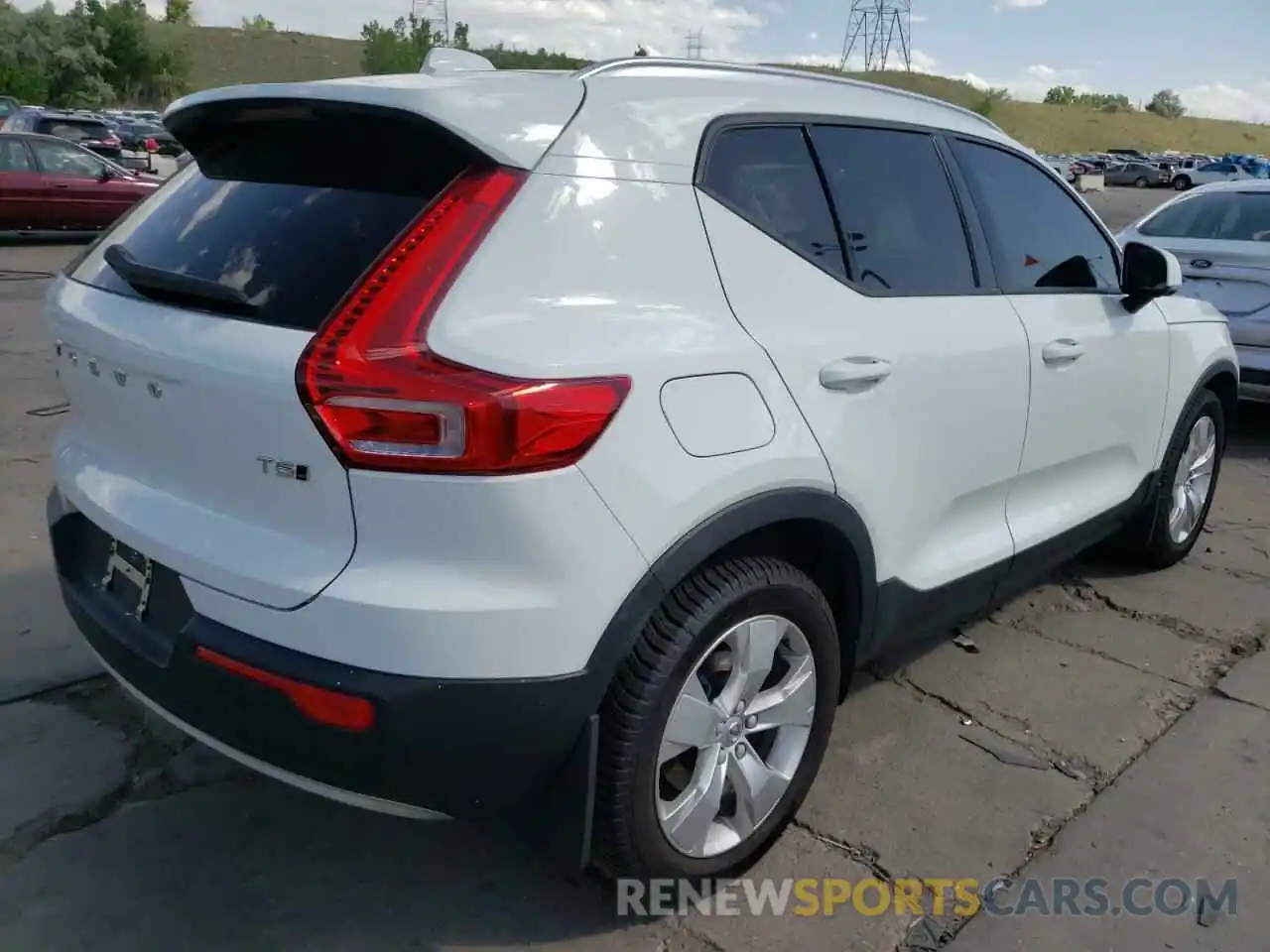 4 Photograph of a damaged car YV4162UK4K2092292 VOLVO XC40 2019