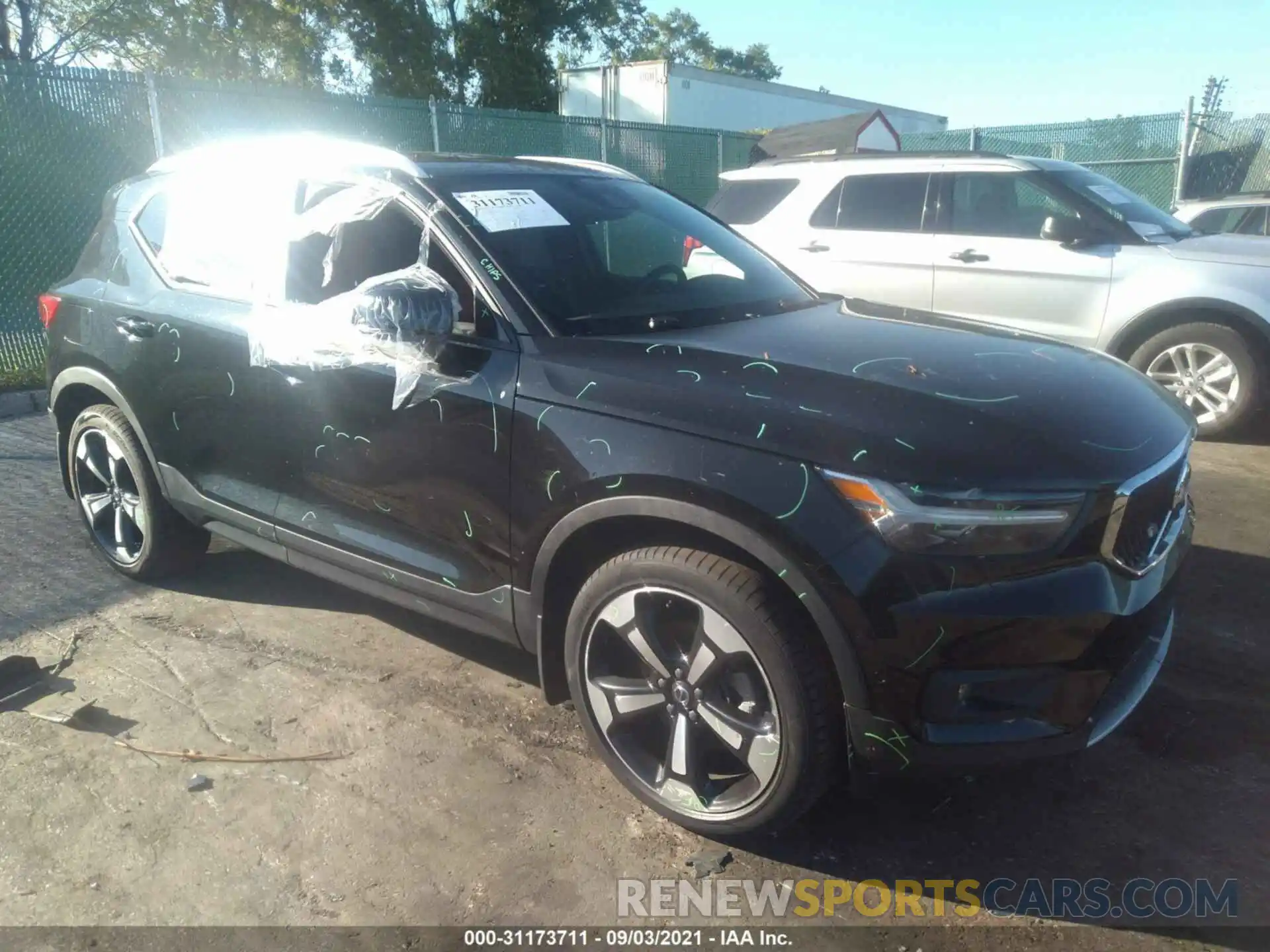 1 Photograph of a damaged car YV4162UK5K2056482 VOLVO XC40 2019